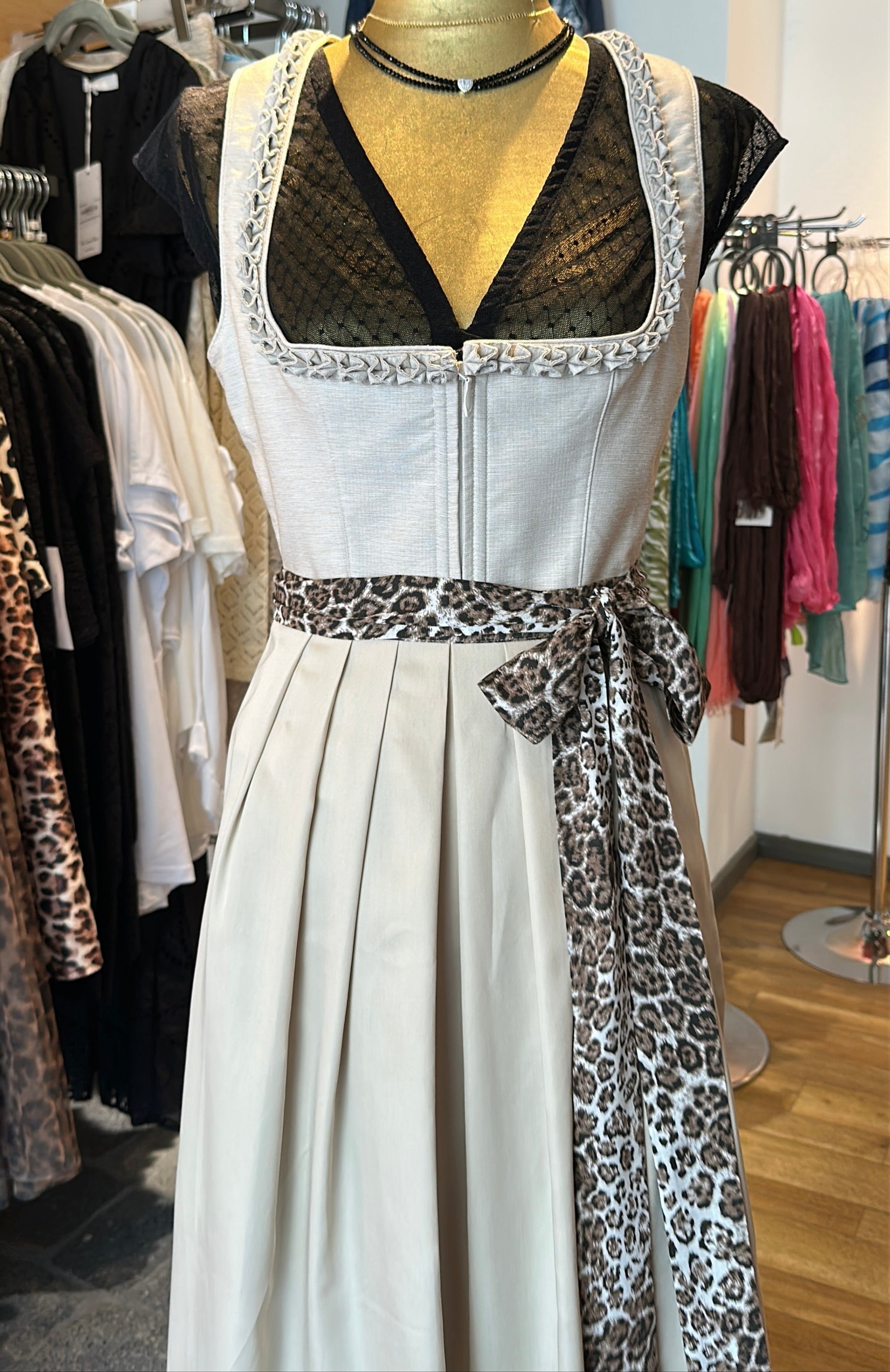 Dirndlschürze in Leo-Muster