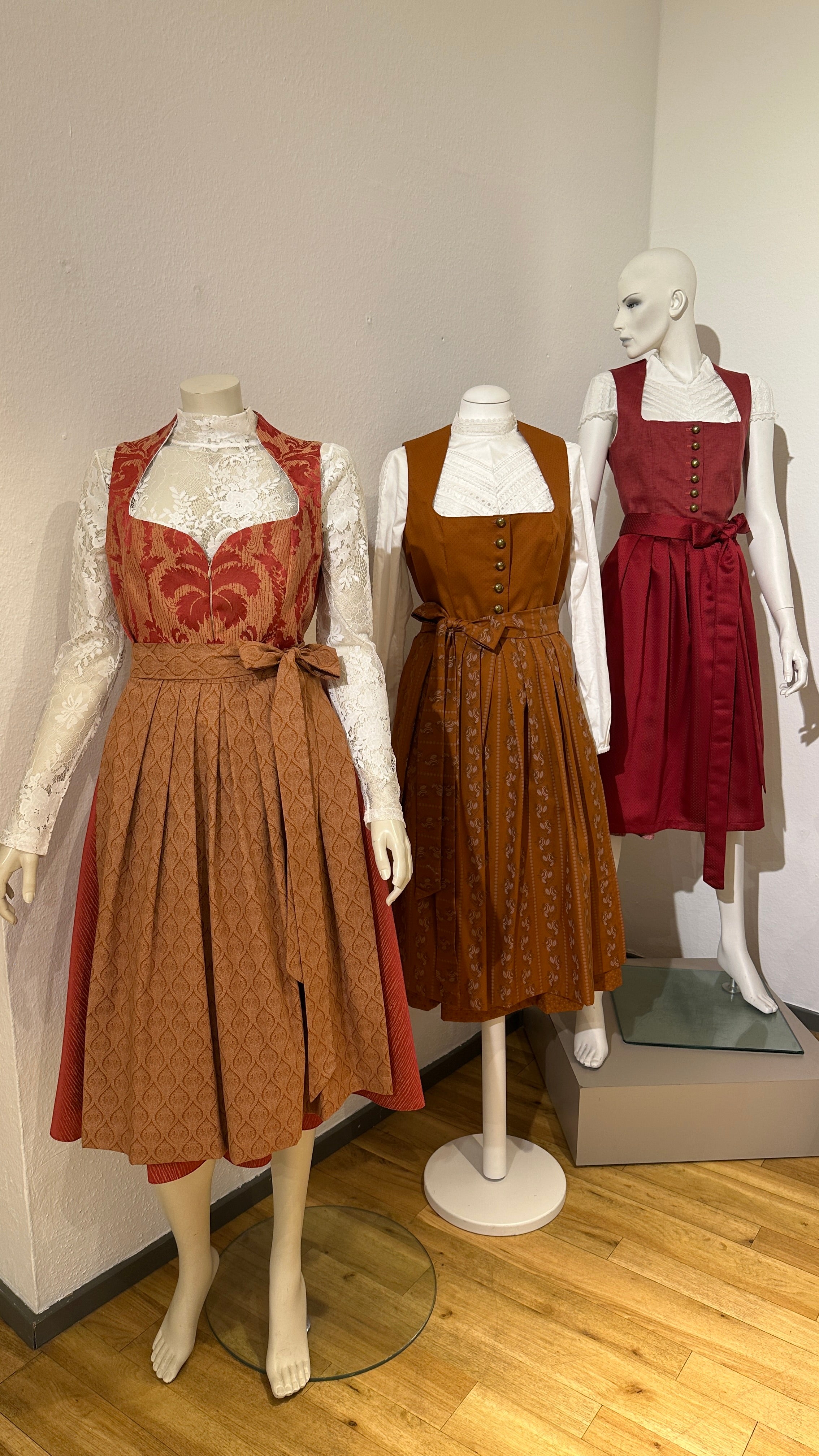 Dirndl Goldstich orange 75cm
