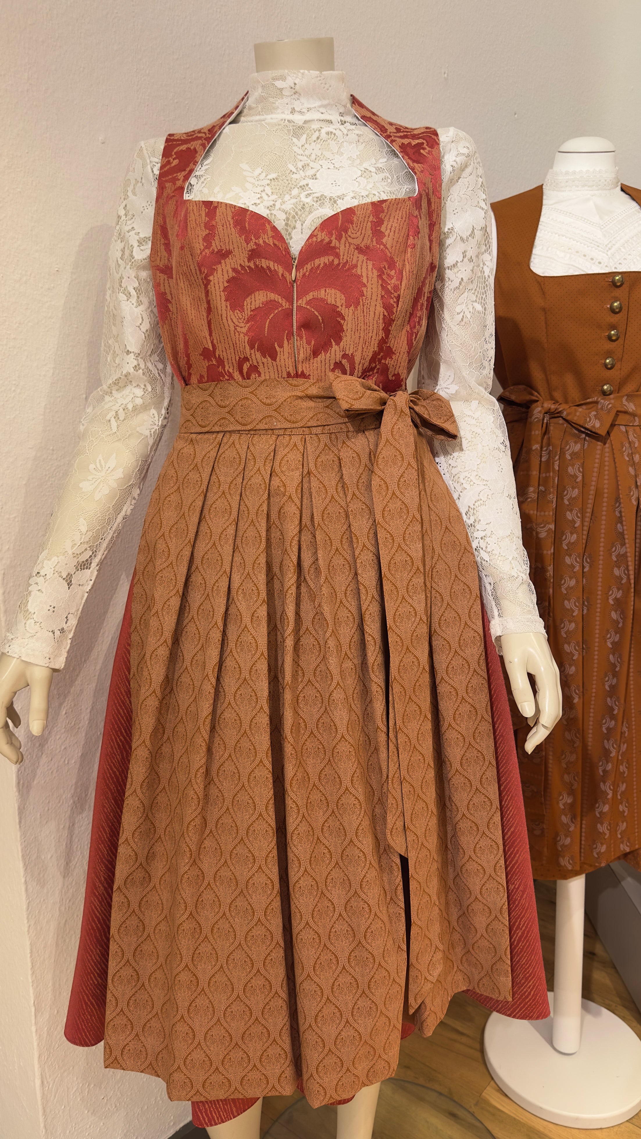Dirndl Goldstich orange 75cm