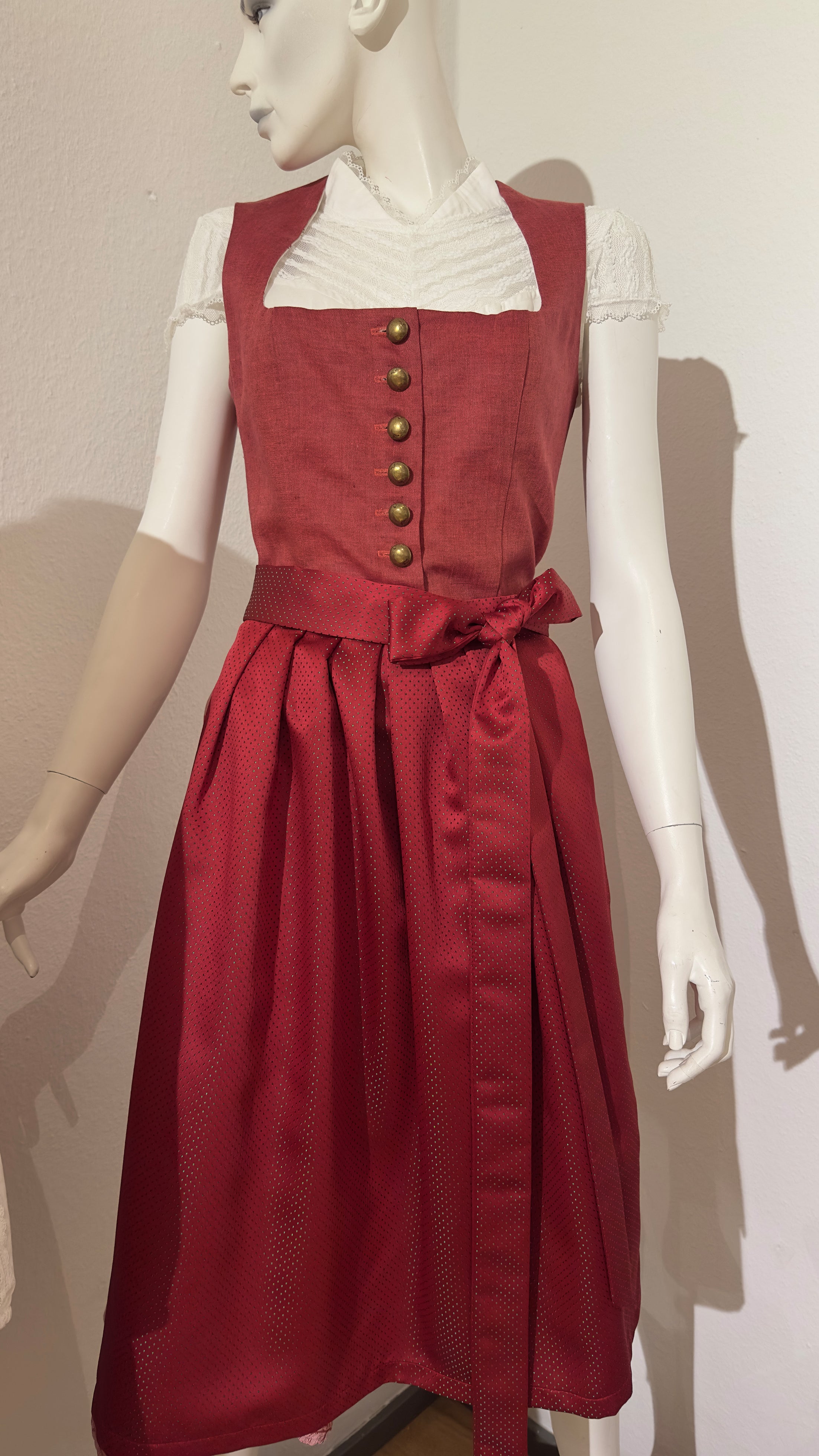 Dirndl Goldstich rot 75cm