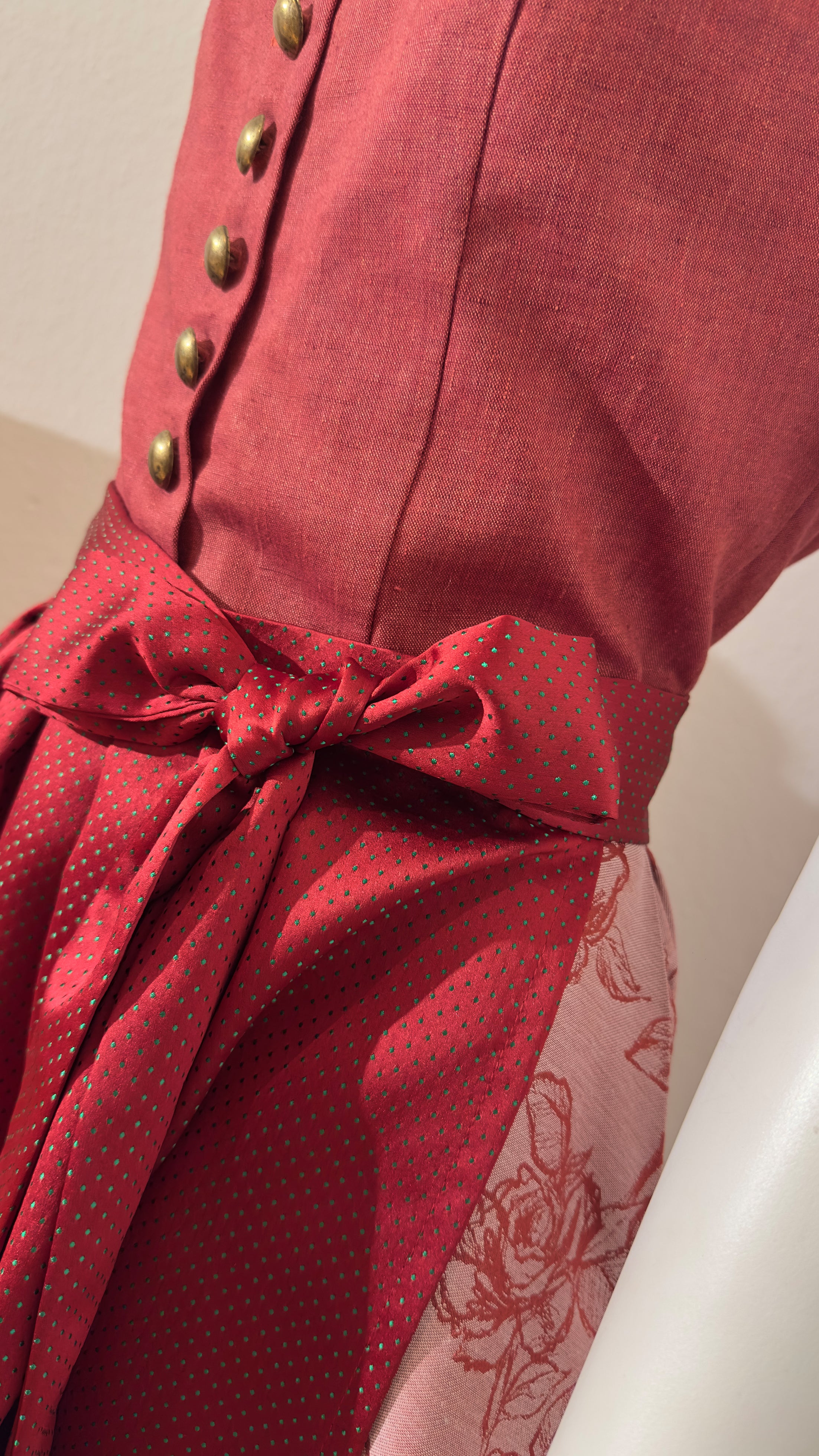 Dirndl Goldstich rot 75cm