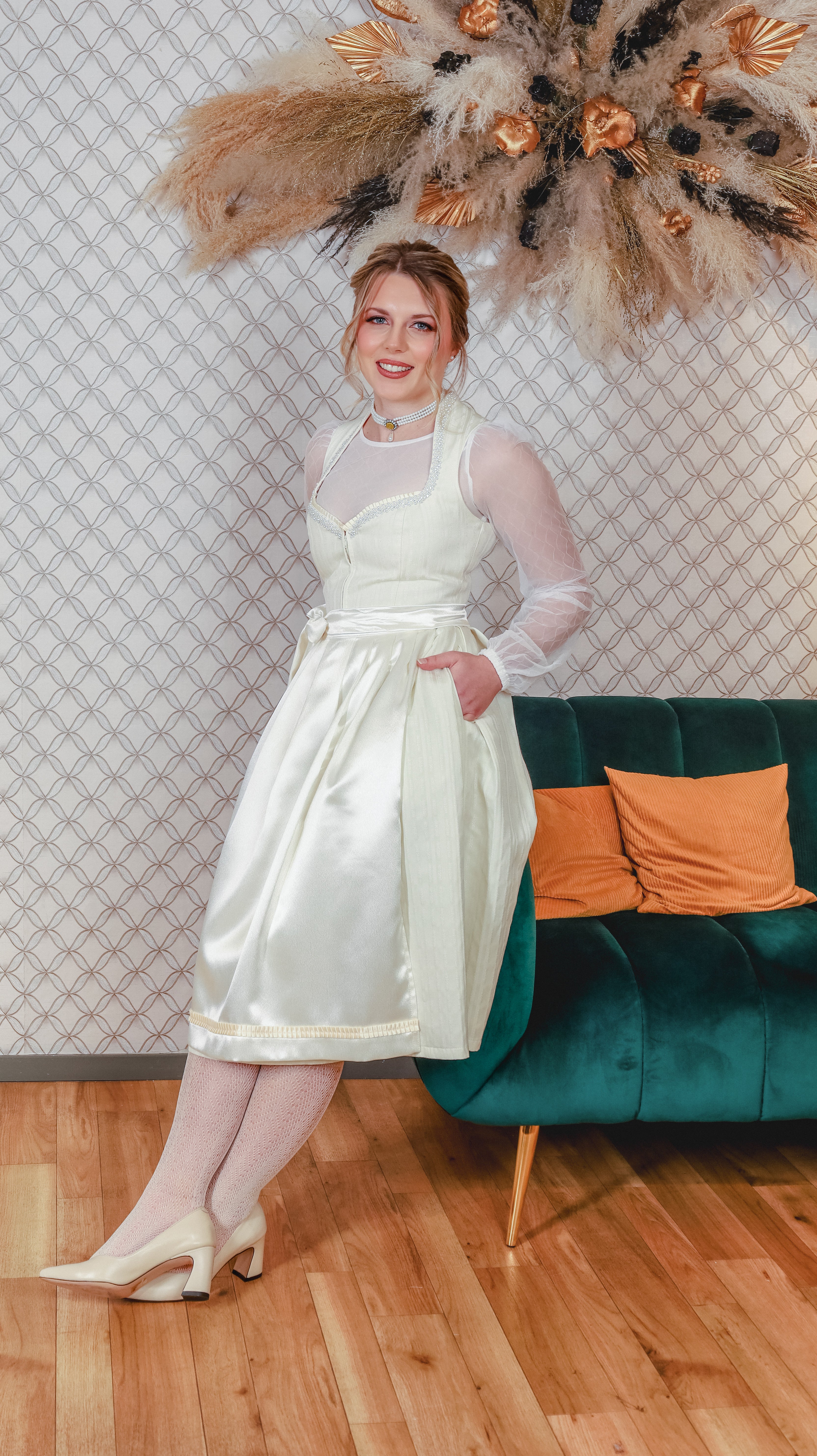 Dirndl Goldstich weiß 75cm
