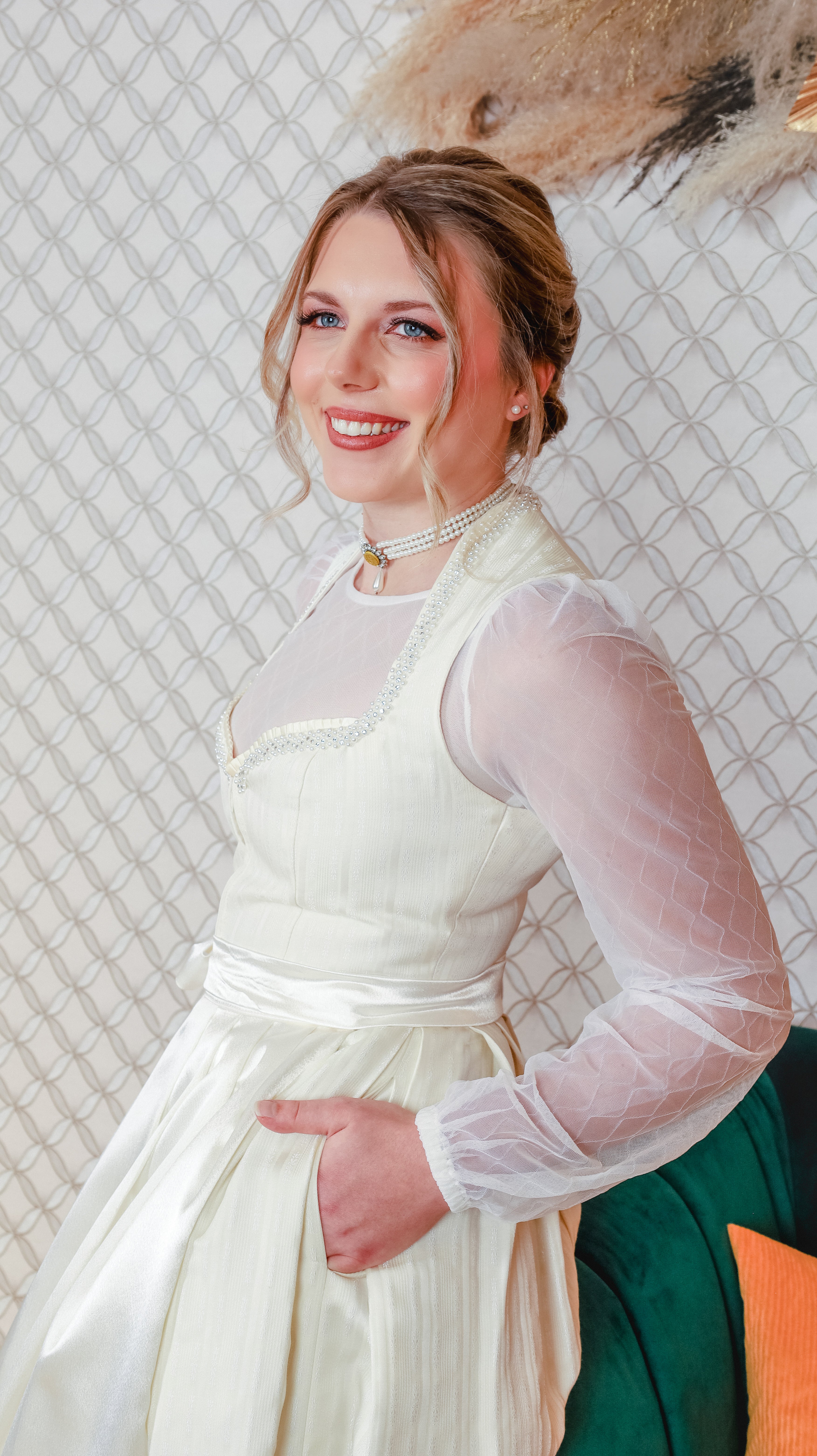 Dirndl Goldstich weiß 75cm