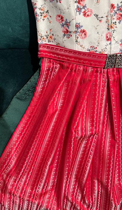 Dirndl Goldstich traditionell weiß/grün/rot geblümt 70cm