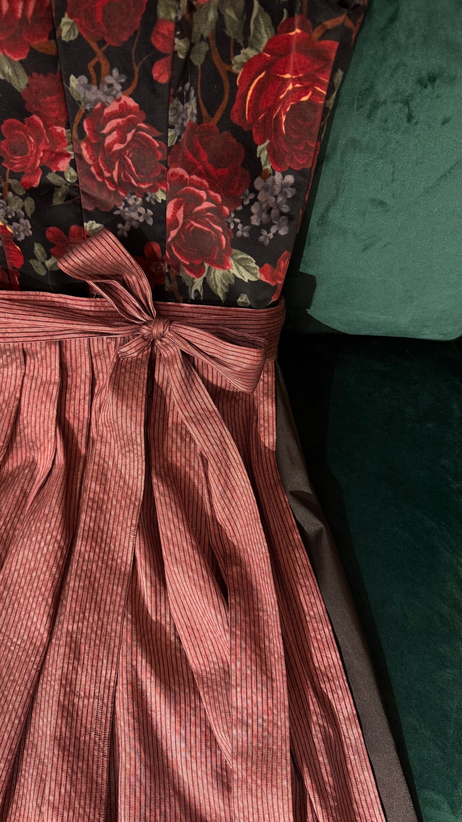 Dirndl Goldstich Samt Blumen schwarz/weinrot 65cm
