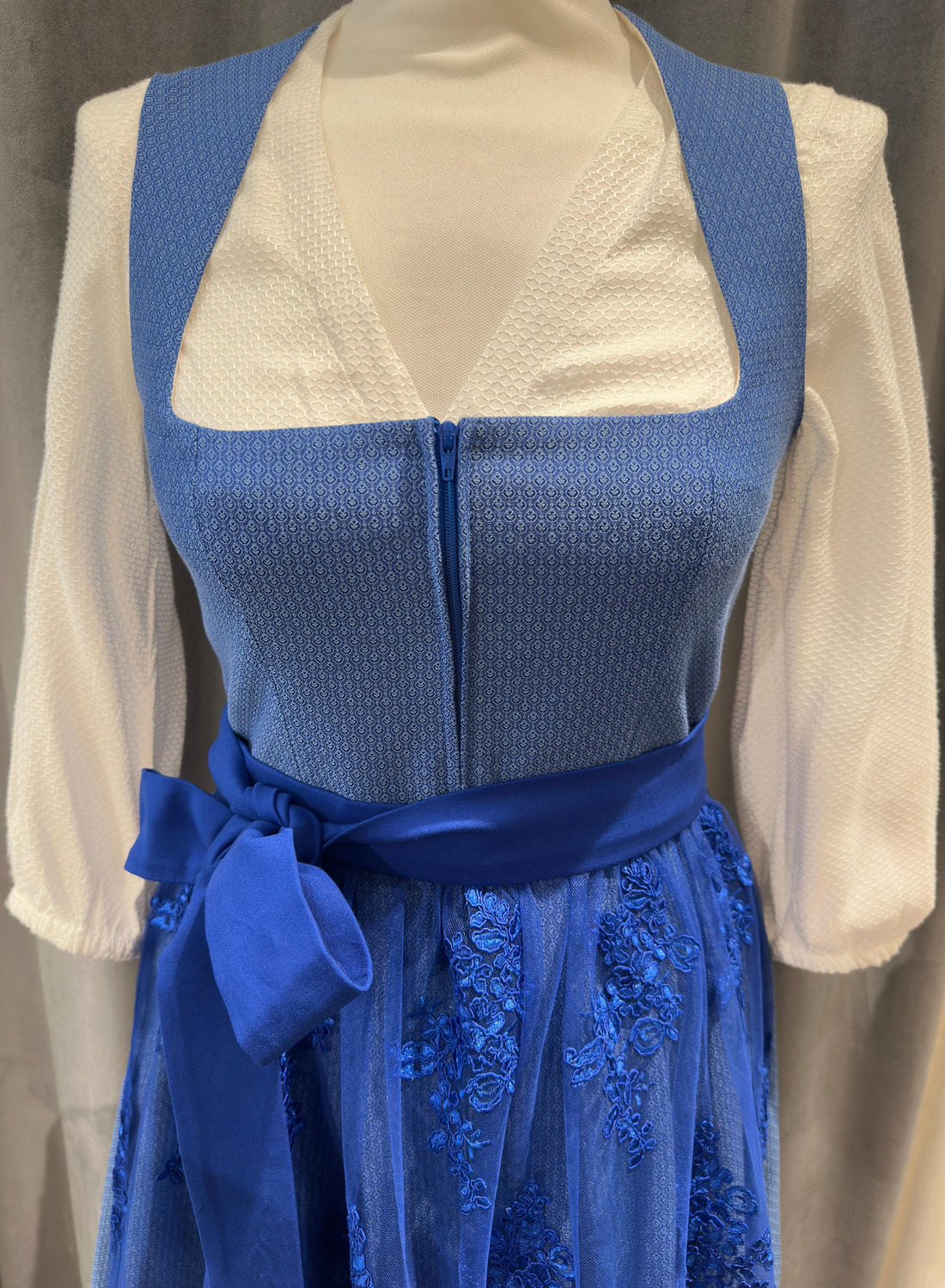Dirndl Goldstich hellblau mit Spitzenschürze 70cm