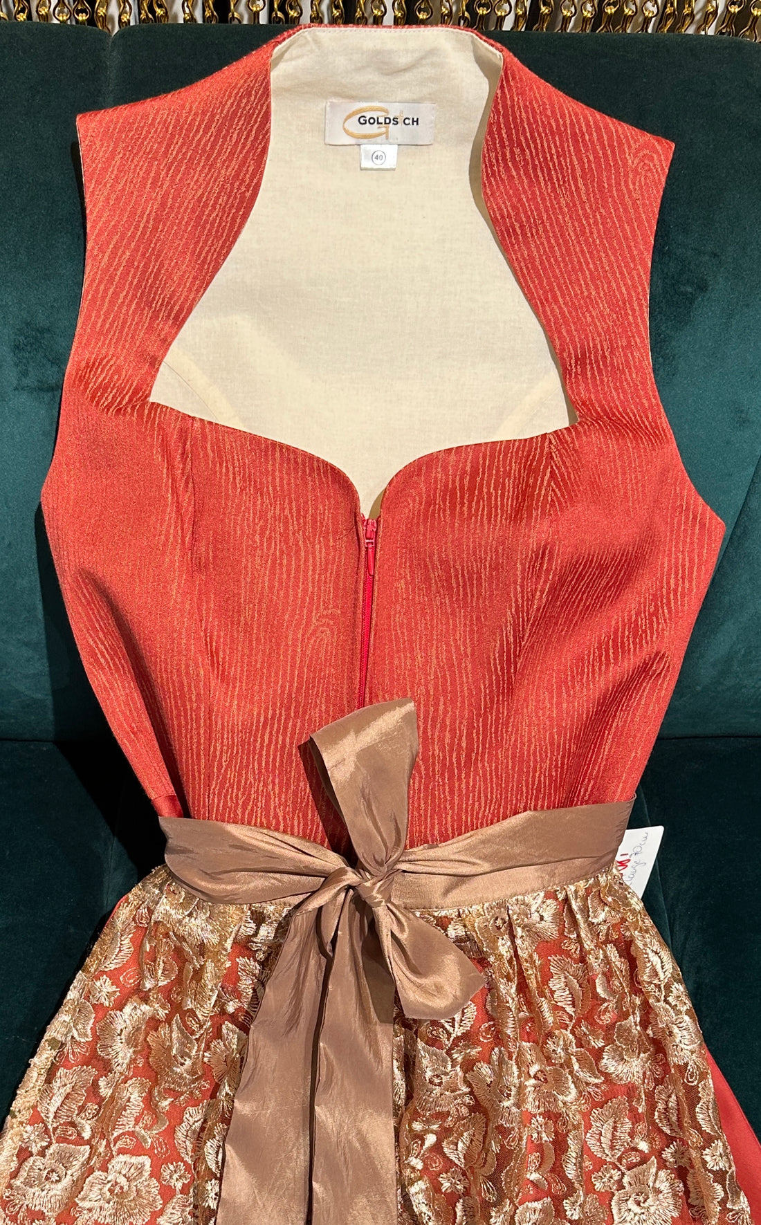 Dirndl Goldstich orange mit Spitzenschürze 70cm