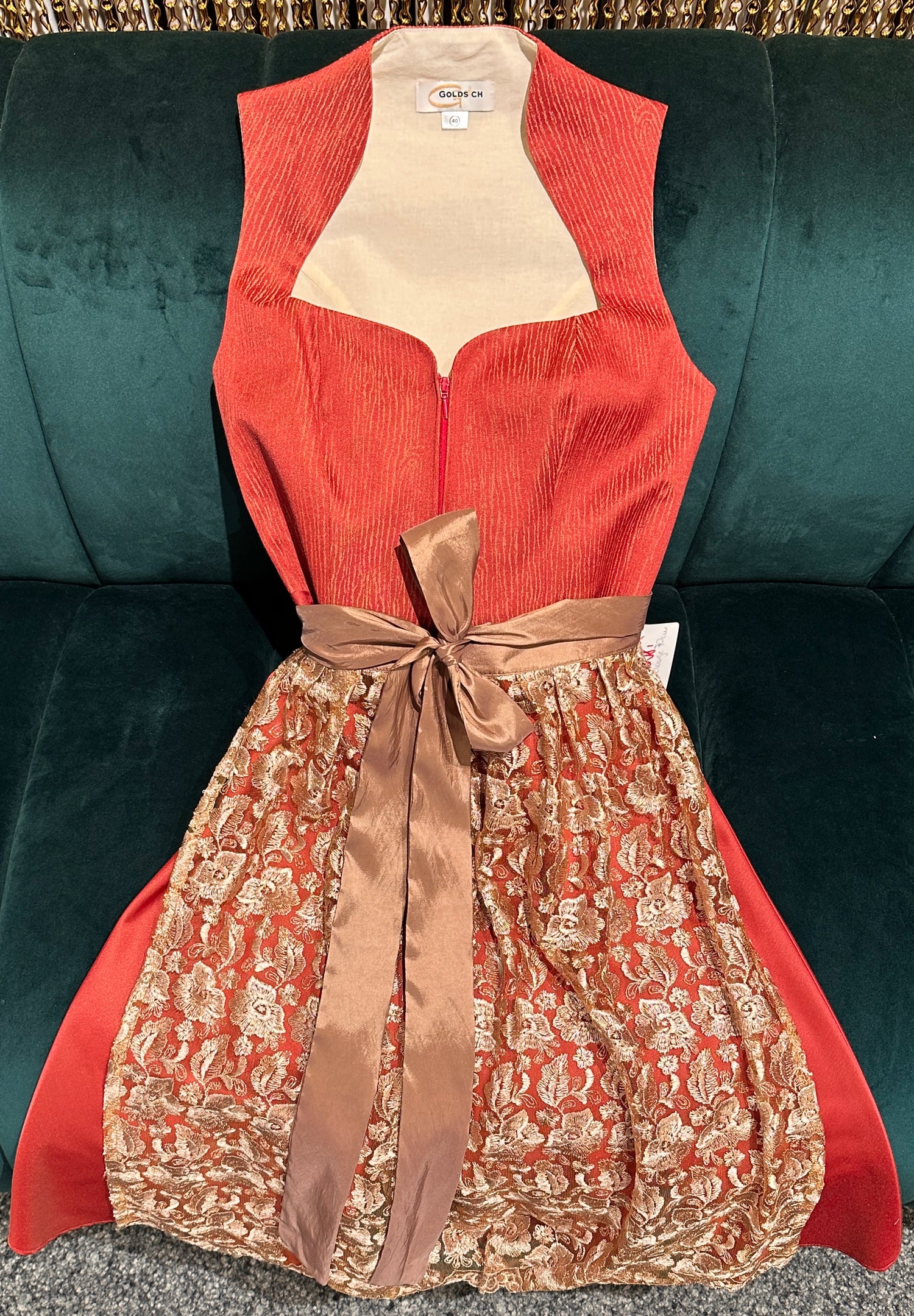 Dirndl Goldstich orange mit Spitzenschürze 70cm