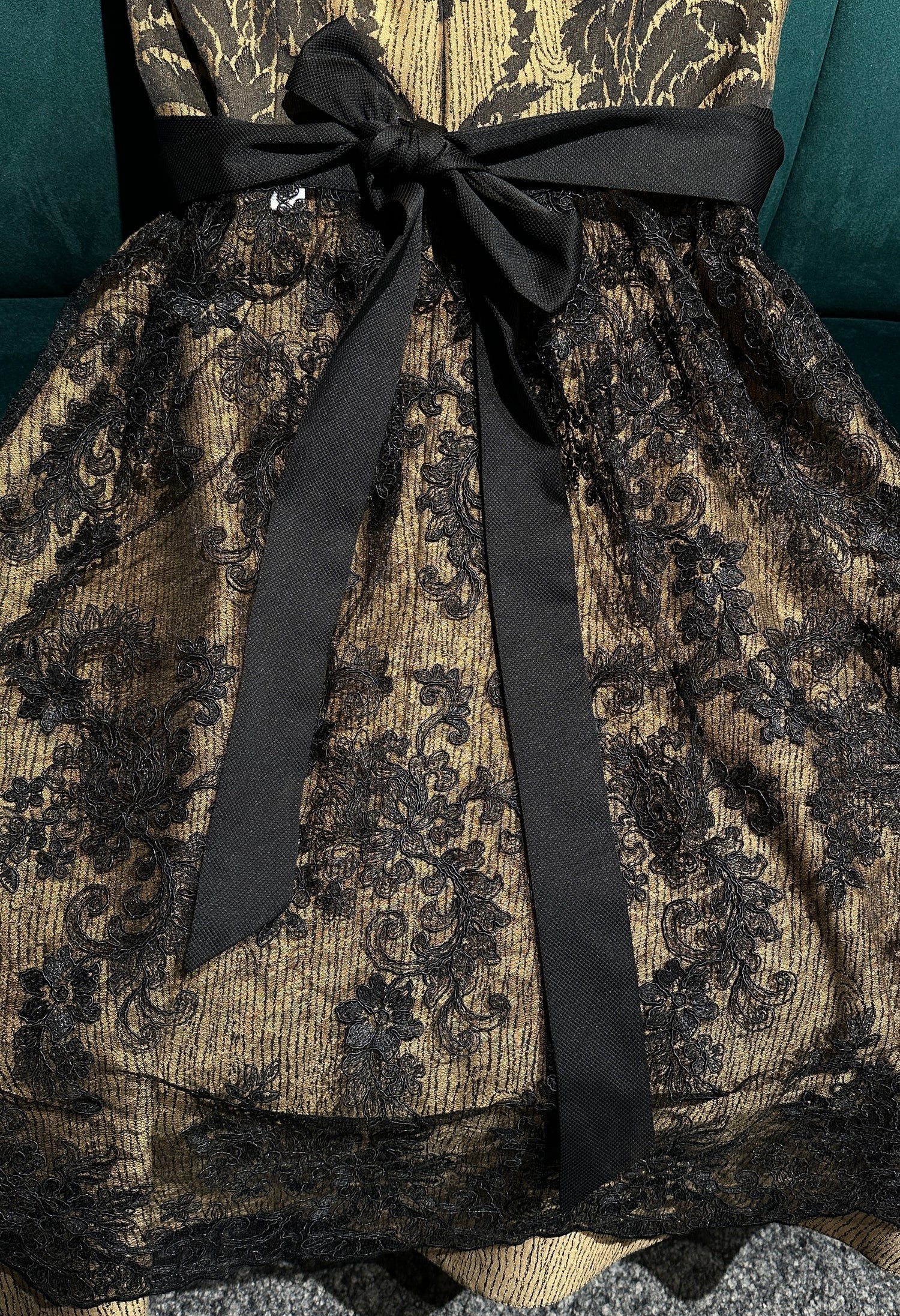 Dirndl Goldstich gold/schwarz 70cm