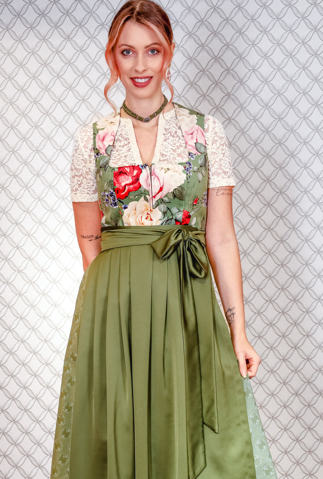 Samtdirndl Goldstich Blumen grün 75cm