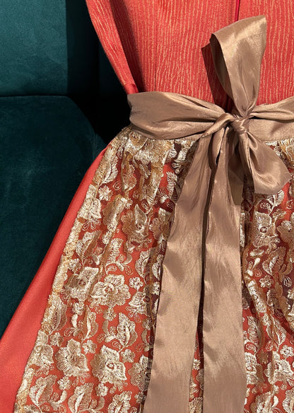 Dirndl Goldstich orange mit Spitzenschürze 70cm