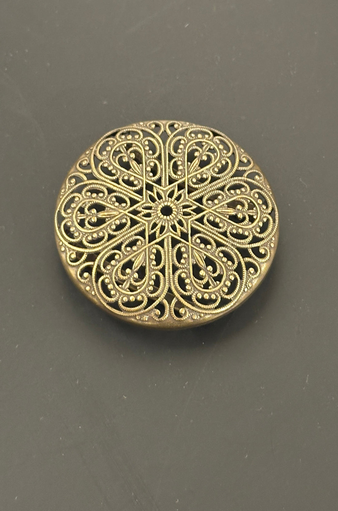 Schürzenspange rund altgold