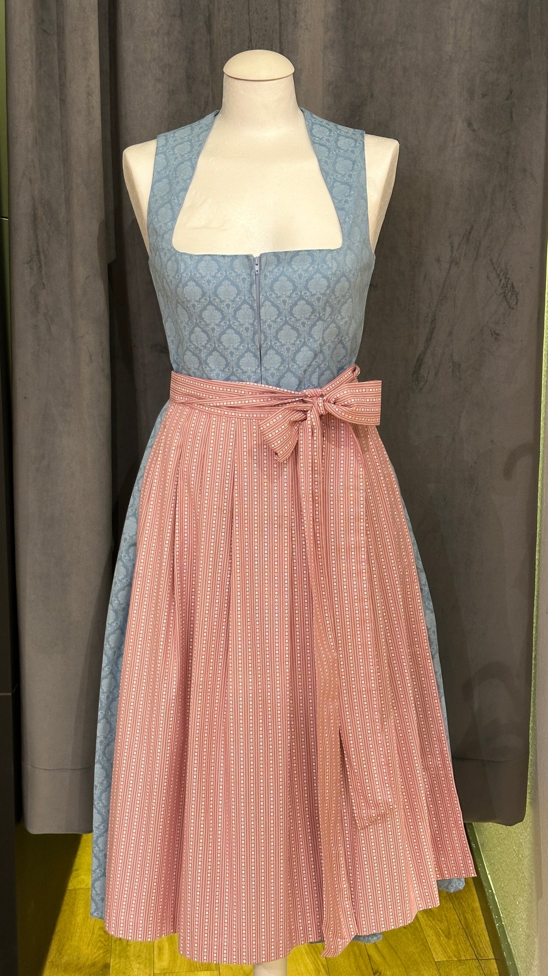 Baumwolldirndl Goldstich hellblau rose 75cm mit Reißverschluss