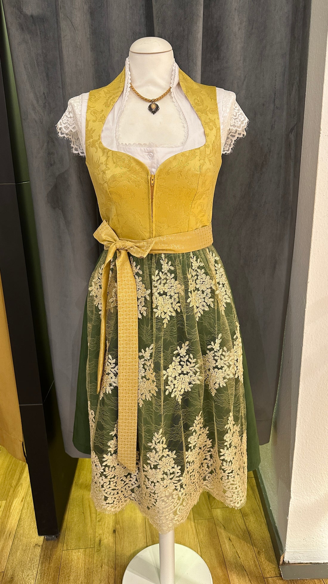 Dirndl Goldstich gelb/grün herz 65cm