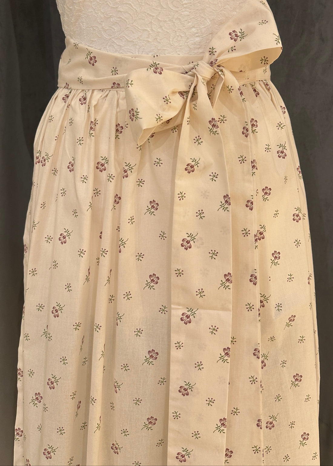 Dirndlschürze Goldstich creme Muster 65cm
