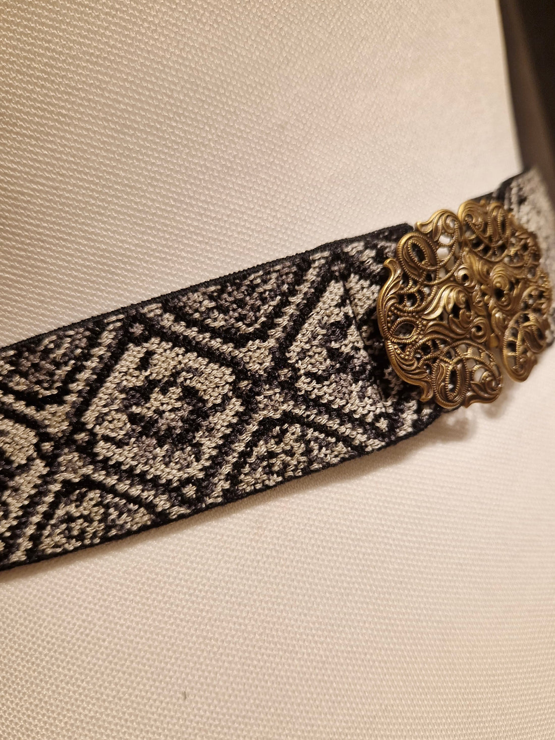 Trachtengürtel Stretch Goldstich schwarz/weiß/gold