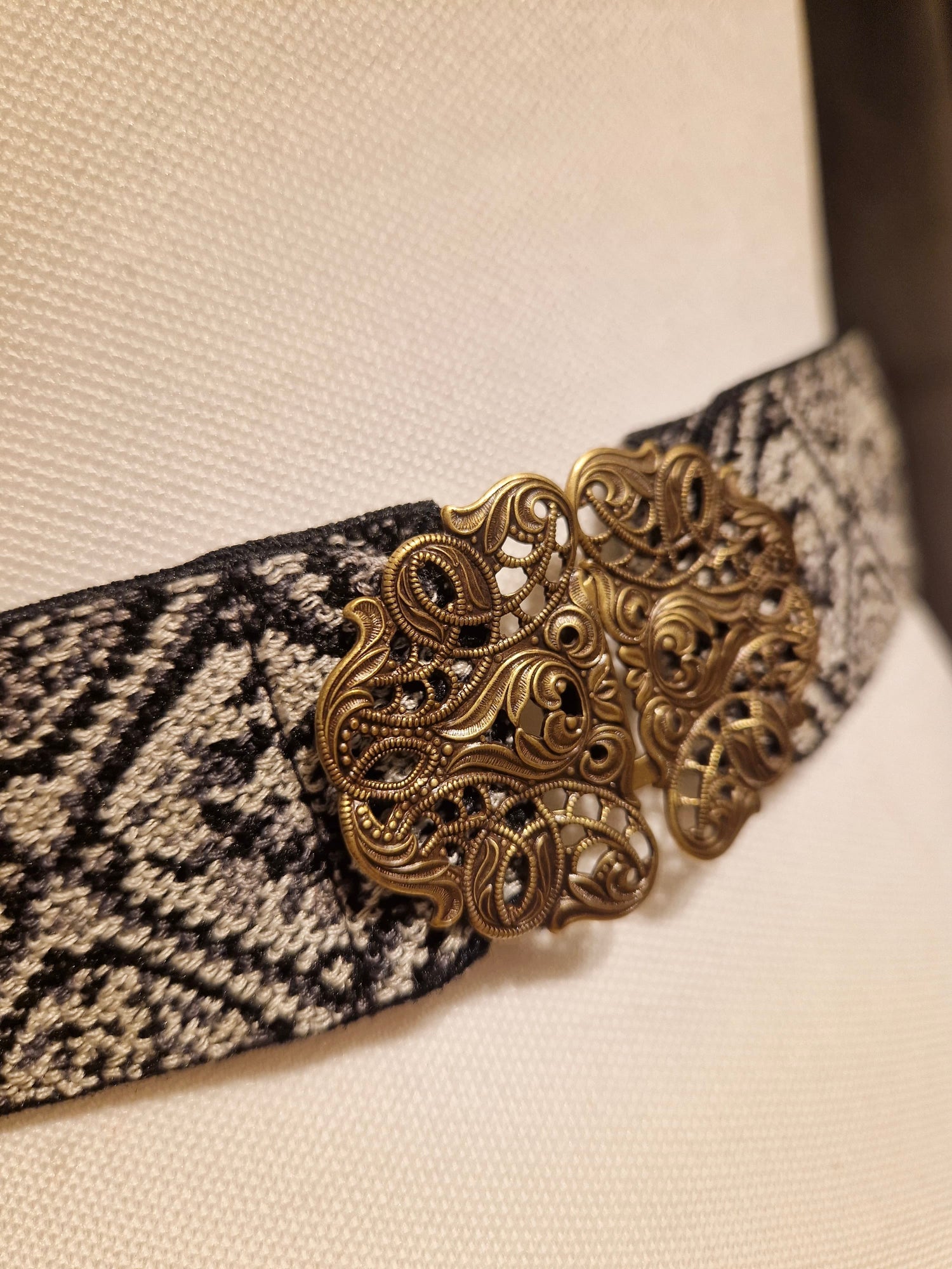 Trachtengürtel Stretch Goldstich schwarz/weiß/gold