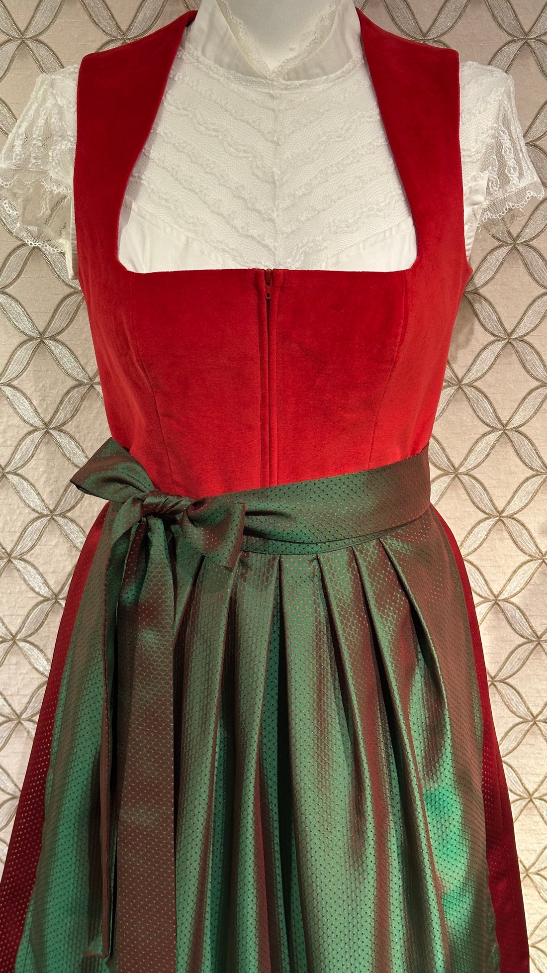 Dirndl Goldstich Samt rot 70cm