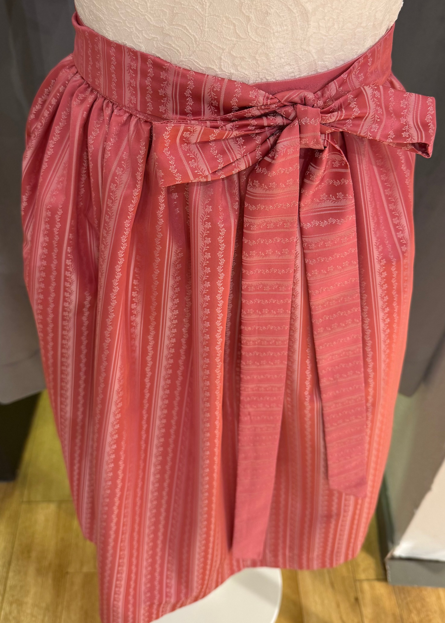 Dirndlschürze Goldstich Streifen pink 65cm