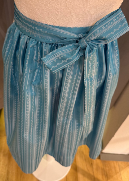 Dirndlschürze Goldstich Streifen hellblau 65cm