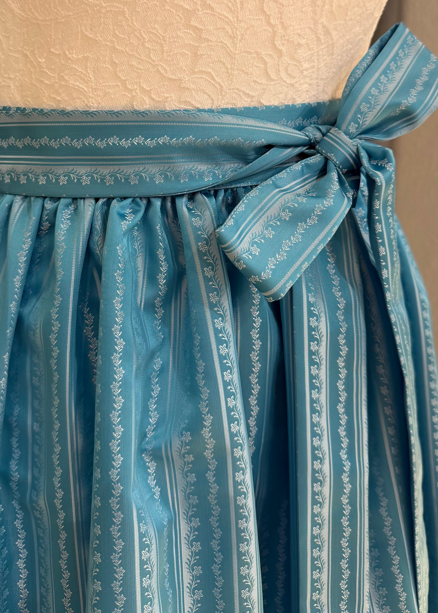 Dirndlschürze Goldstich Streifen hellblau 65cm
