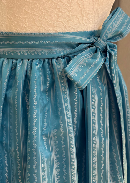 Dirndlschürze Goldstich Streifen hellblau 65cm