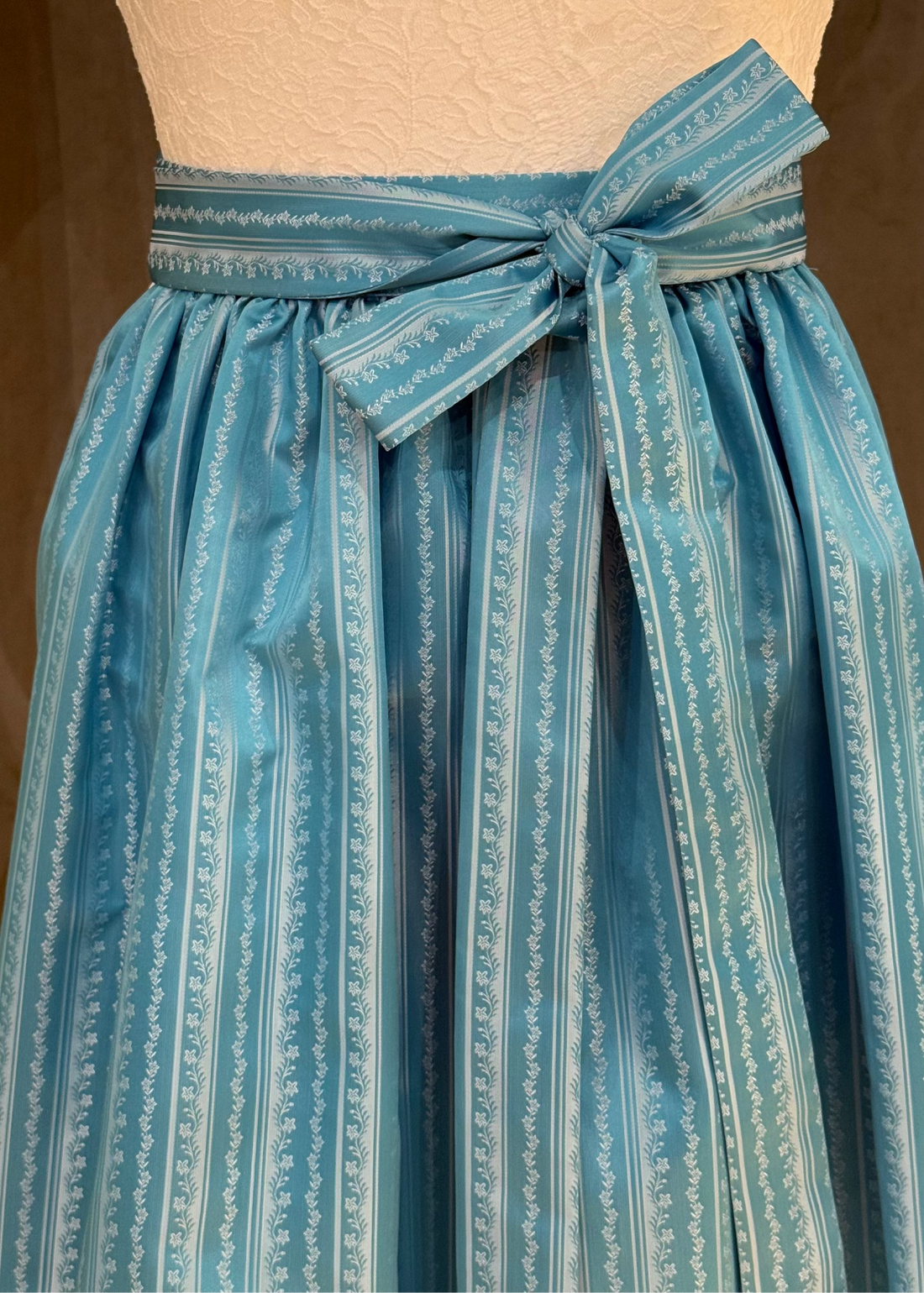 Dirndlschürze Goldstich Streifen hellblau 65cm