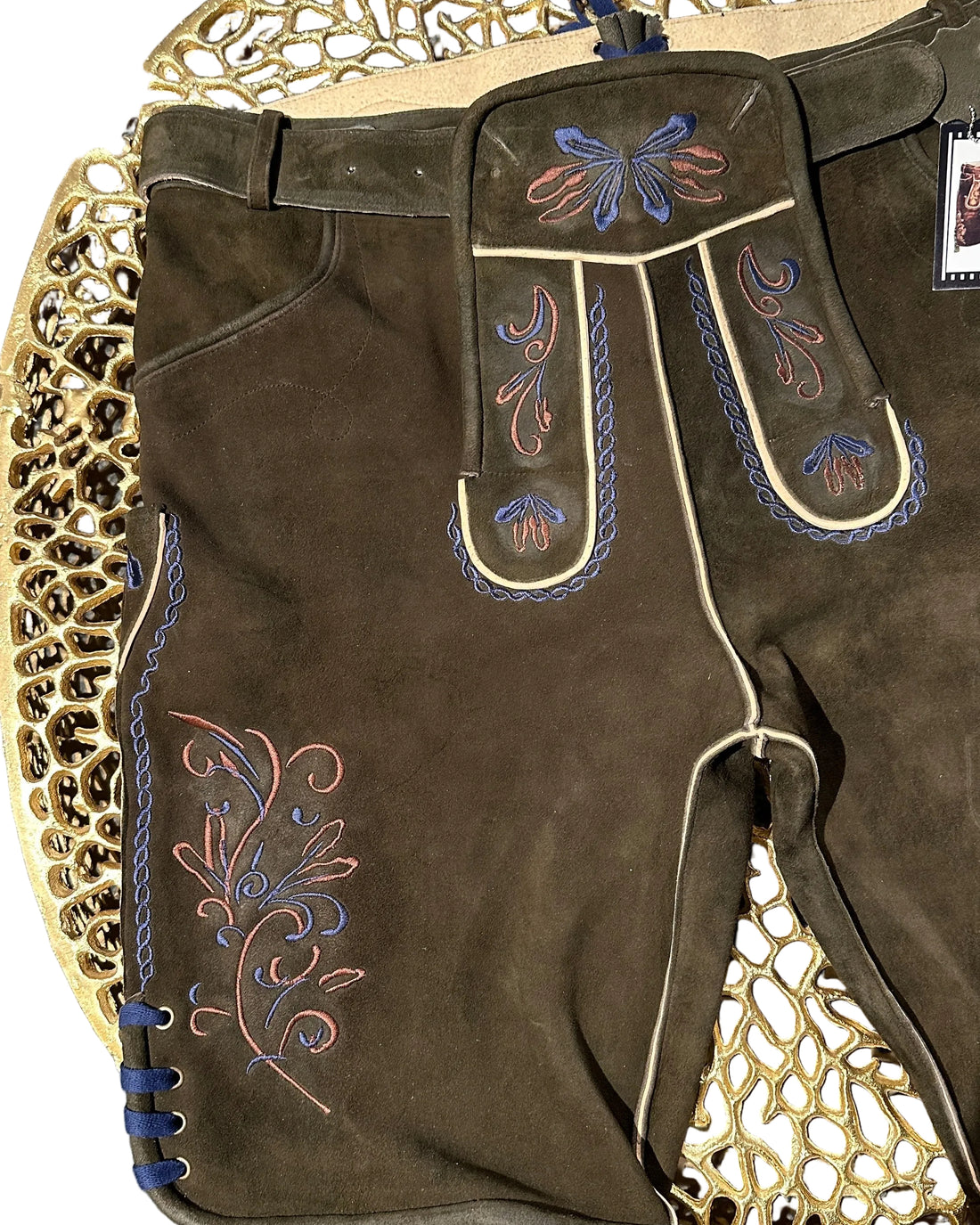 Lederhose braun mit bunter Stickerei