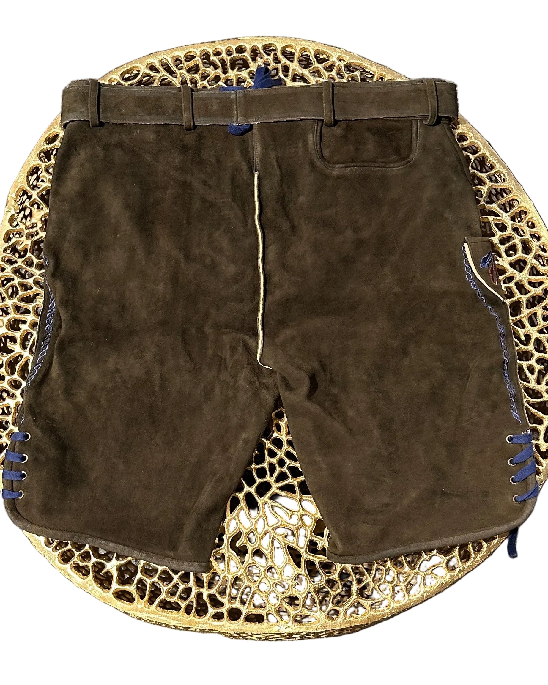 Lederhose braun mit bunter Stickerei