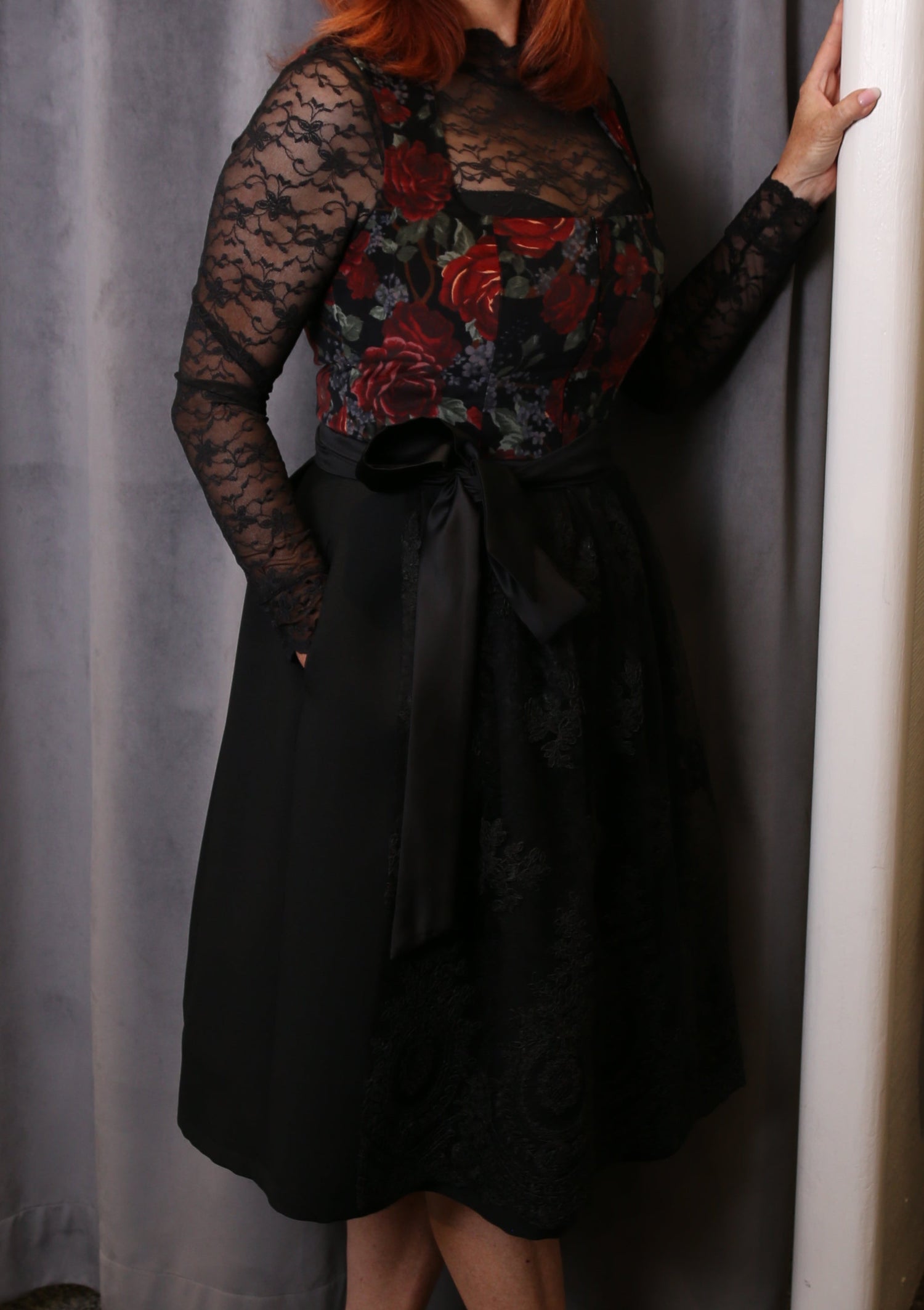Dirndl Goldstich Samt Blumen schwarz/weinrot 70cm