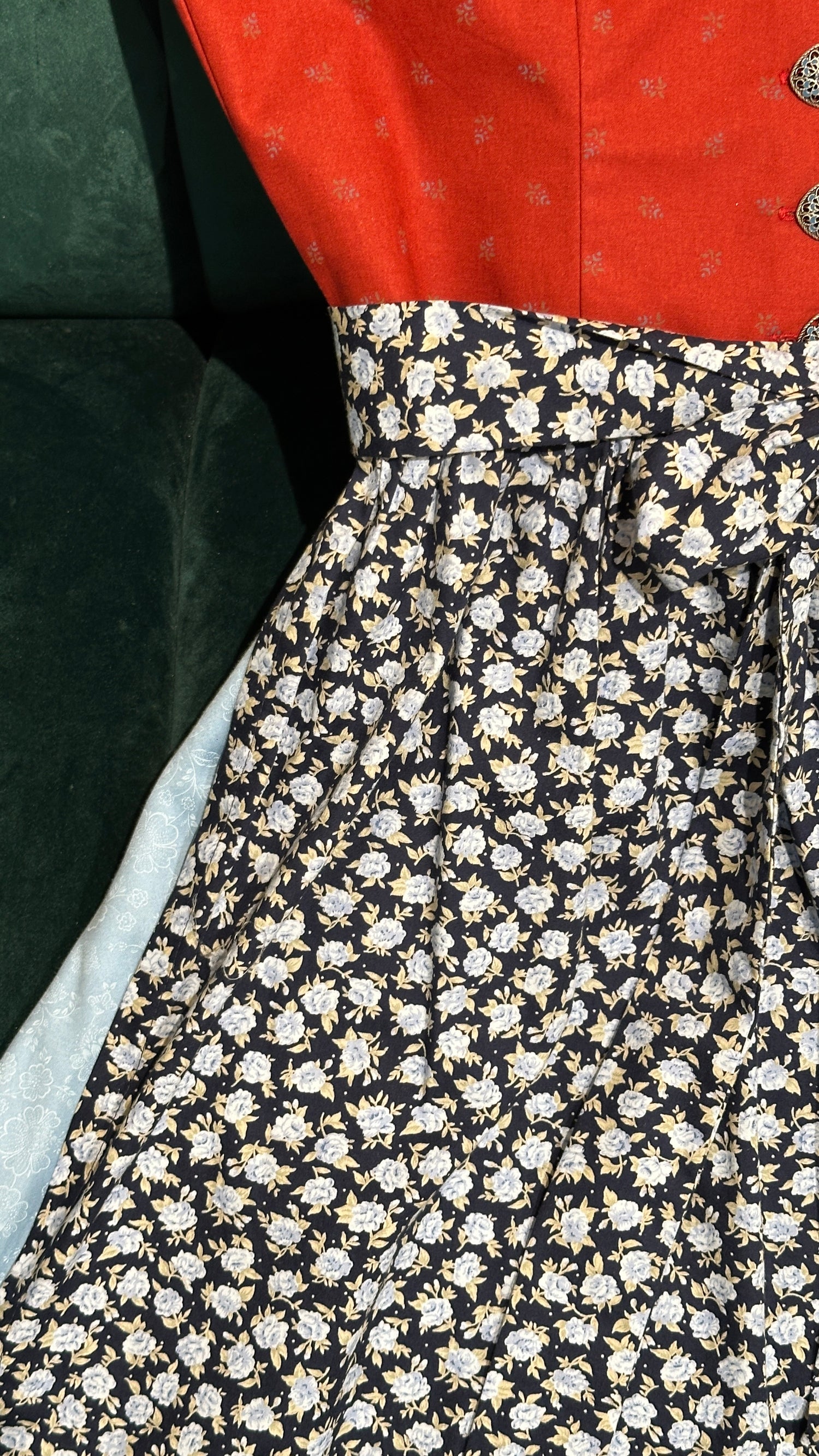 Vintage Baumwolldirndl Goldstich rost/hellblau/blau Schürze geblümt 65cm