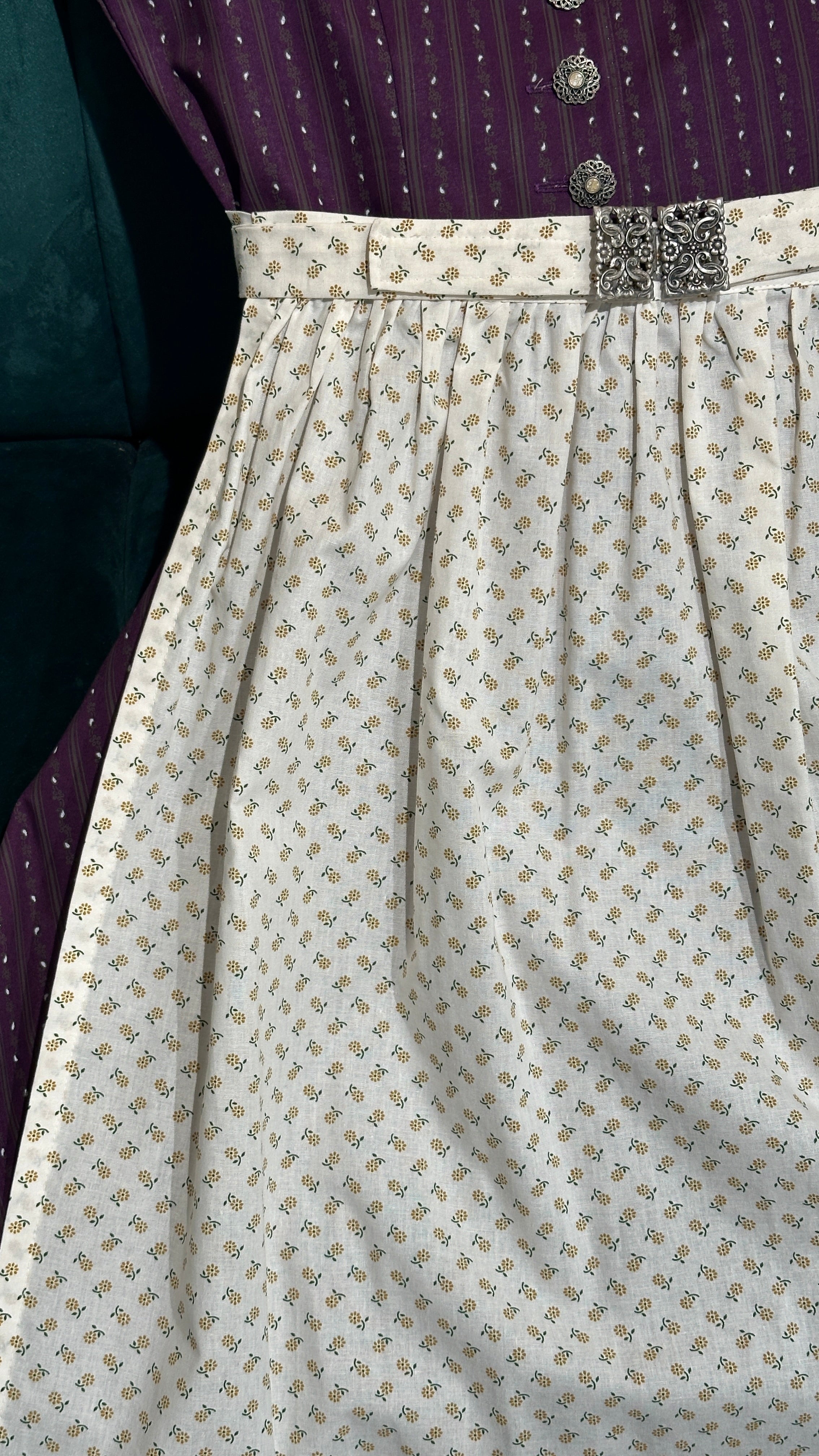 Baumwolldirndl Goldstich lila 65cm