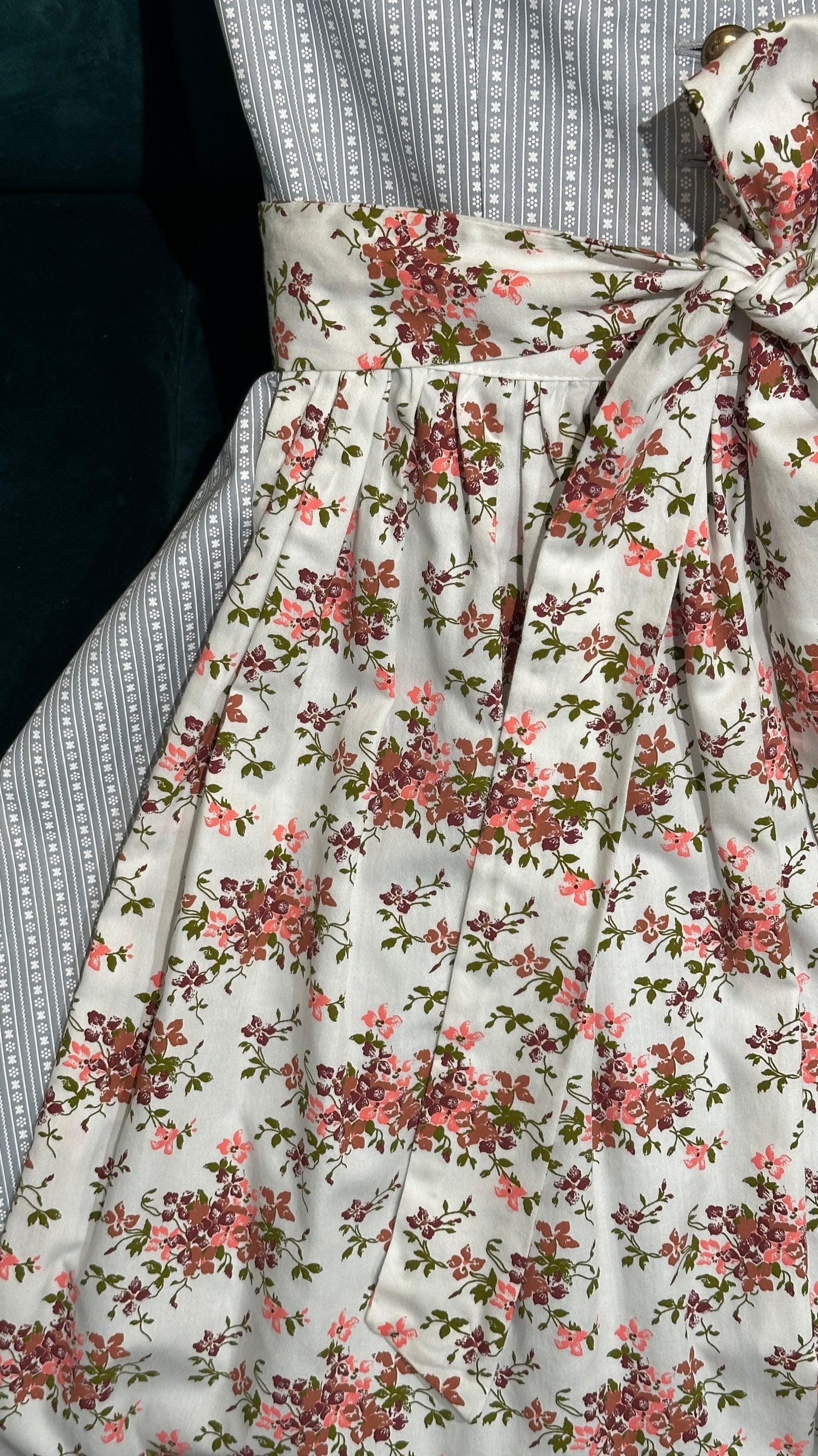 Baumwolldirndl Goldstich silber/weiß geblümt 64cm