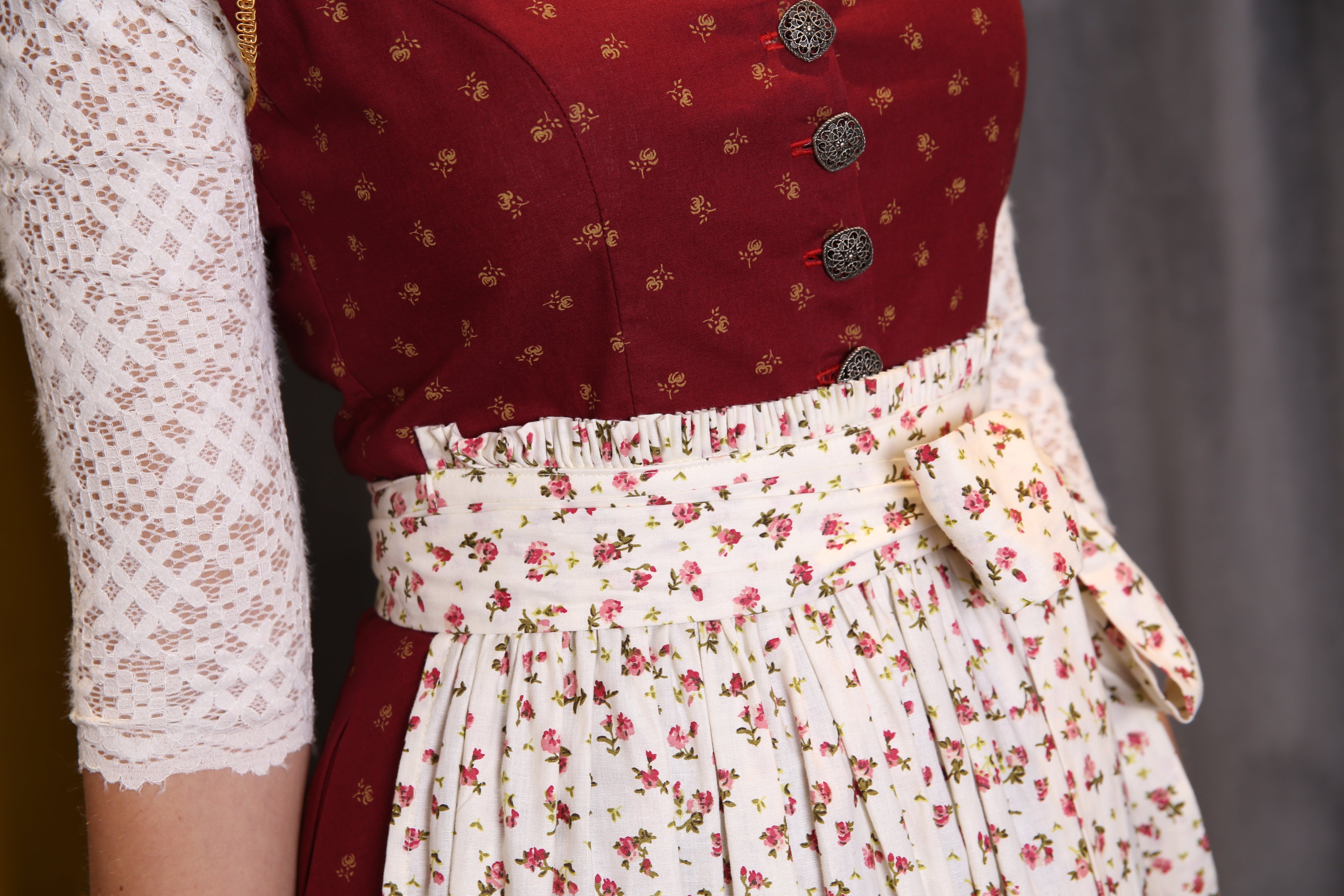 Vintage Dirndl Goldstich bordeaux/creme geblümt 70cm