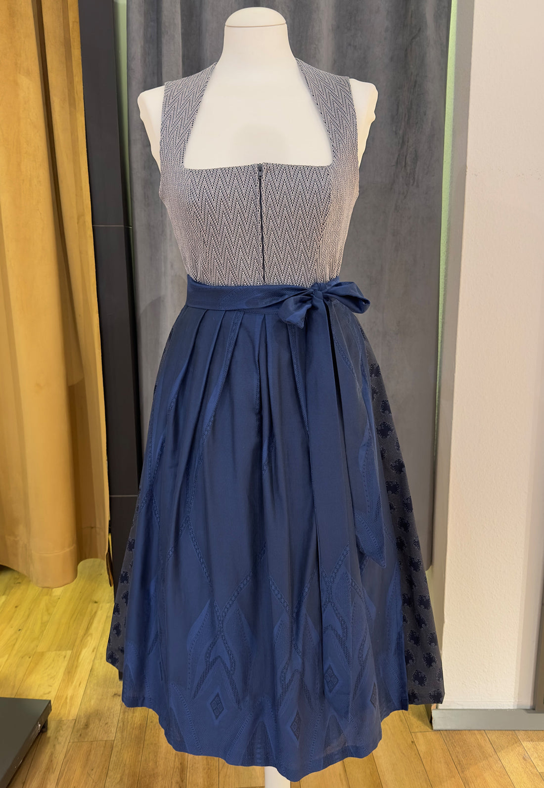 Dirndl Goldstich eisblau 75cm