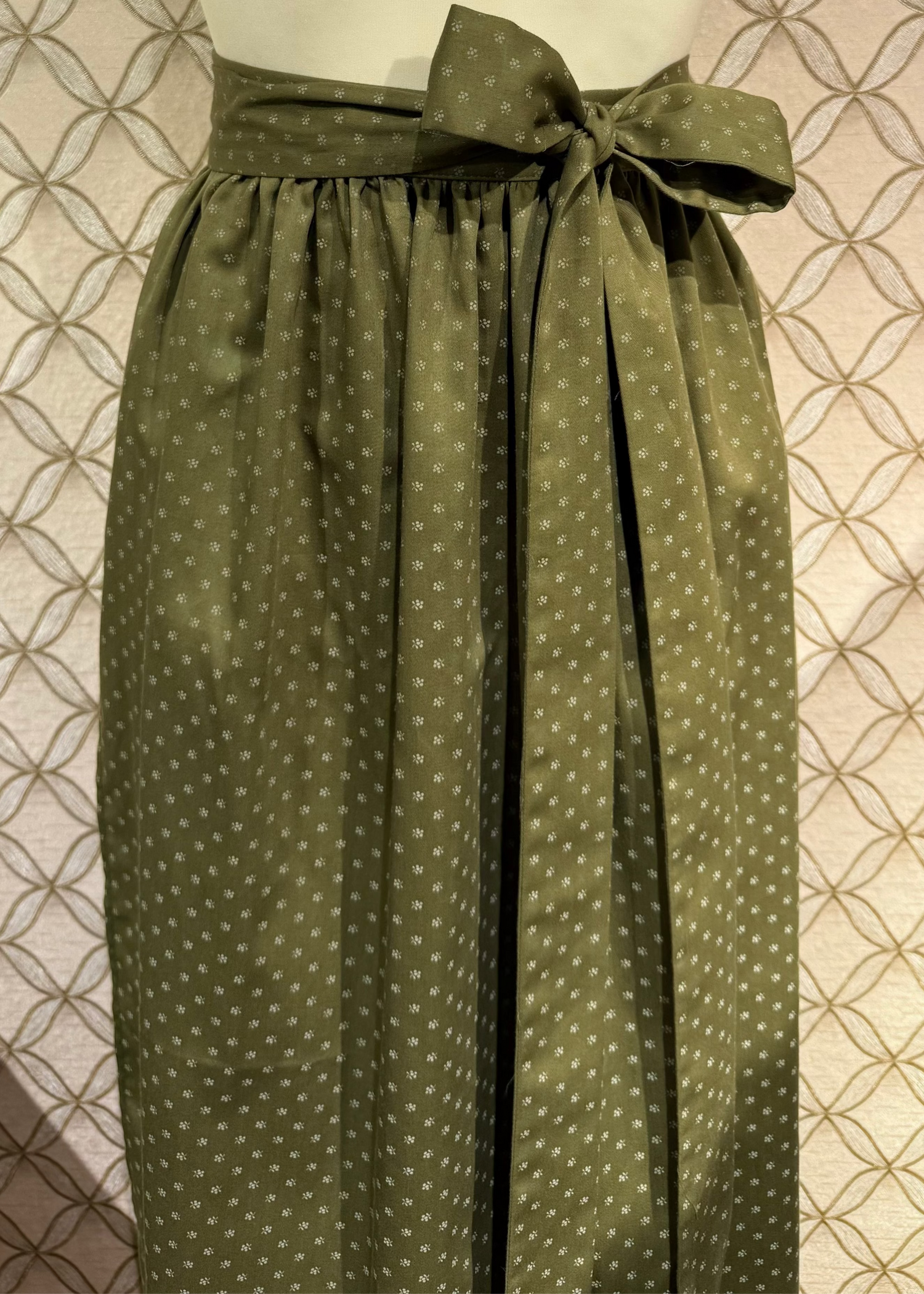 Dirndlschürze Anno Domini Design moosgrün 80cm