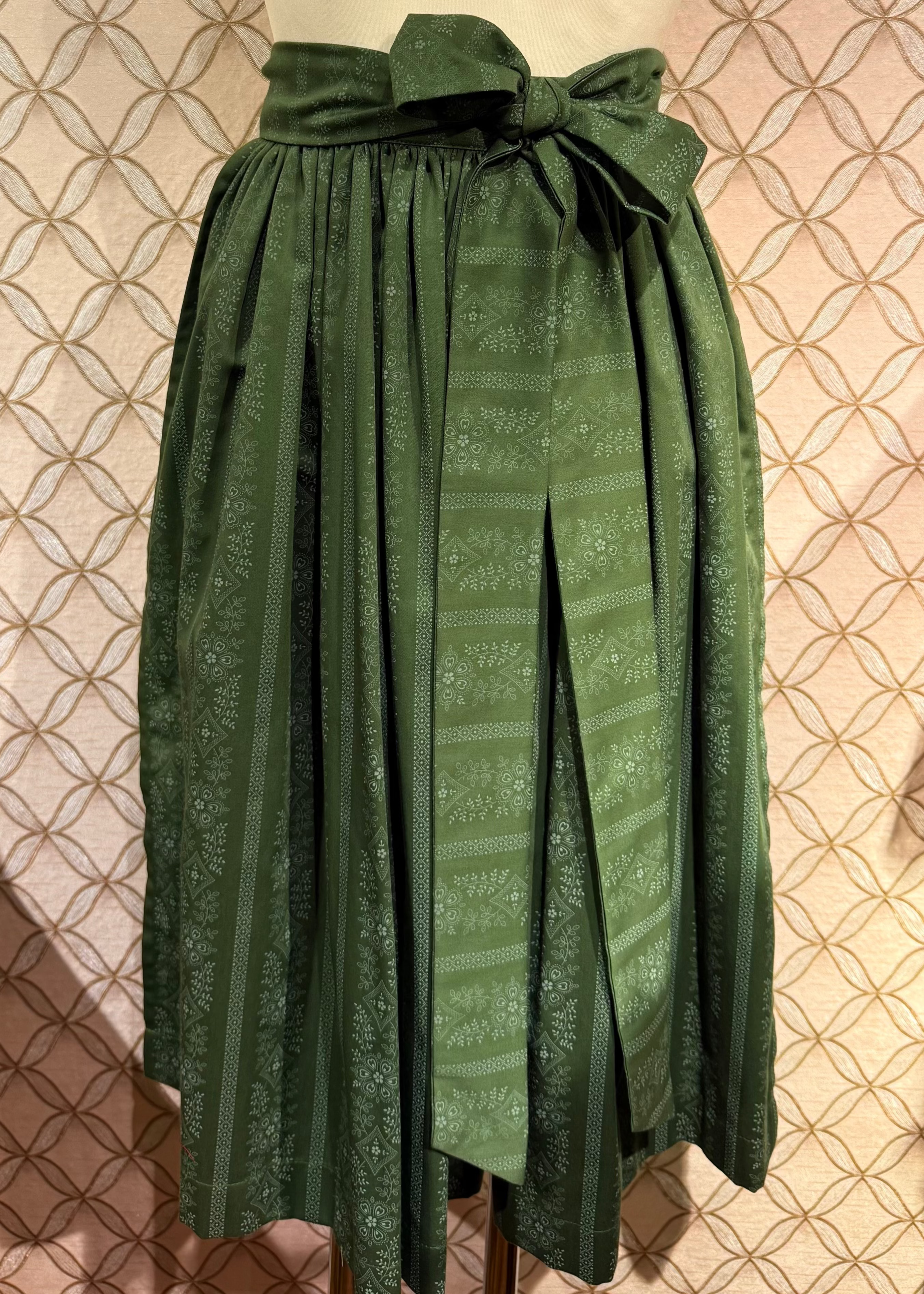 Dirndlschürze Anno Domini Design grün Muster 70cm