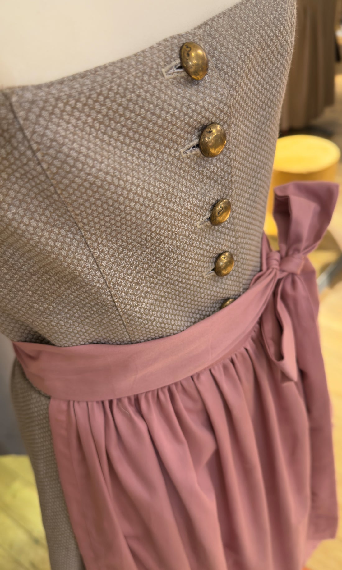 Dirndl Goldstich braun/grau mit rosa Schürze 75cm