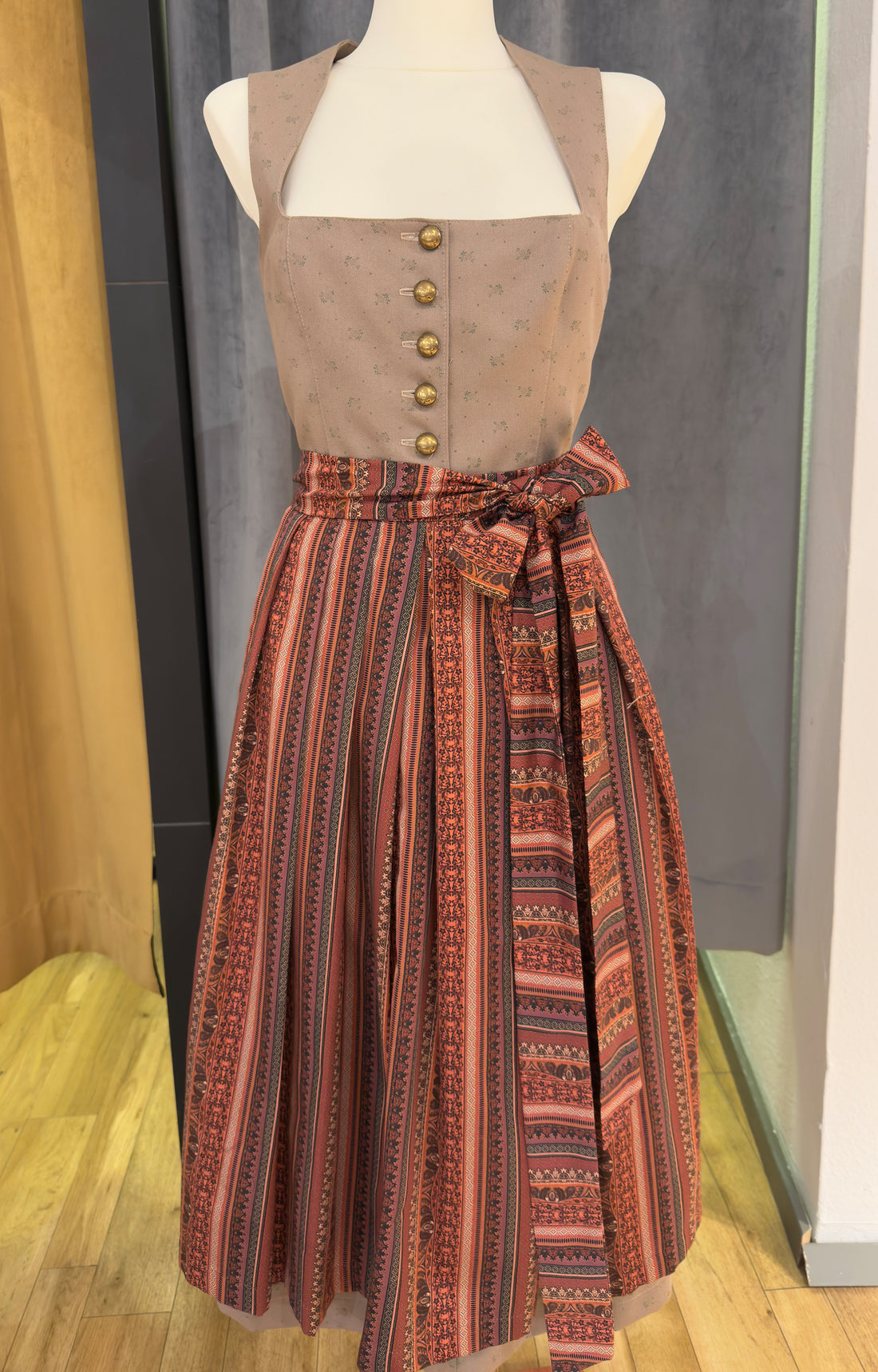 Dirndl Goldstich braun/bunt 75cm