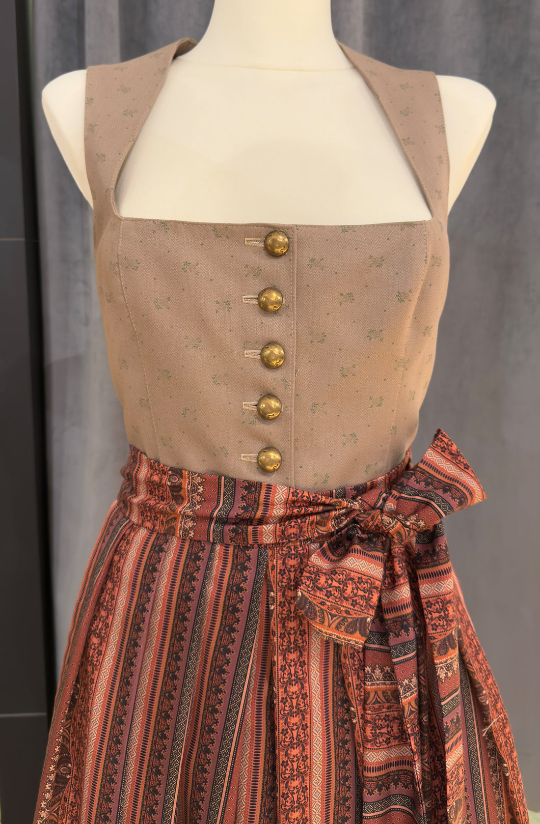Dirndl Goldstich braun/bunt 75cm
