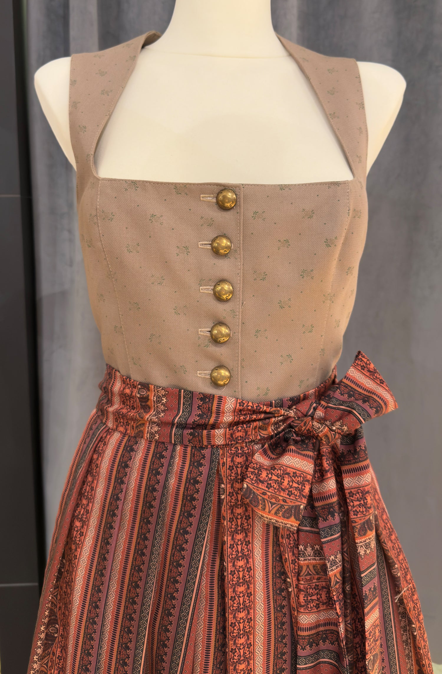 Dirndl Goldstich braun/bunt 75cm