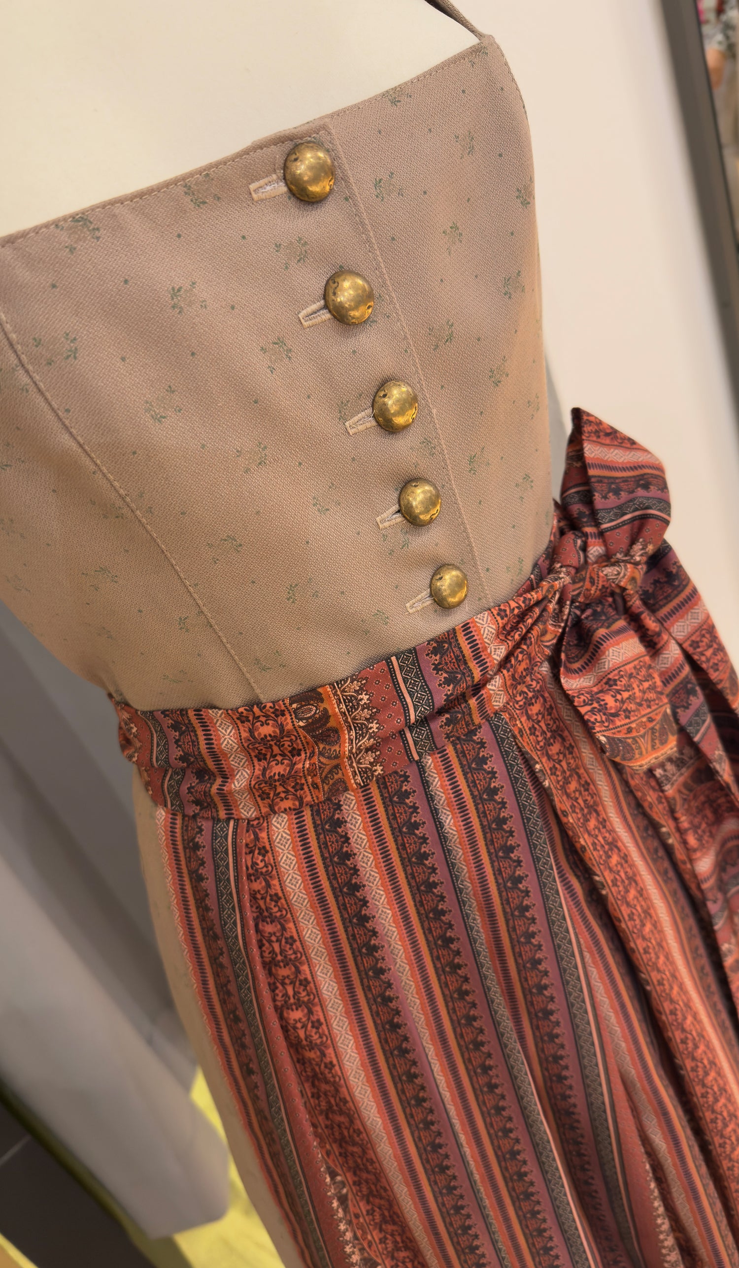 Dirndl Goldstich braun/bunt 75cm