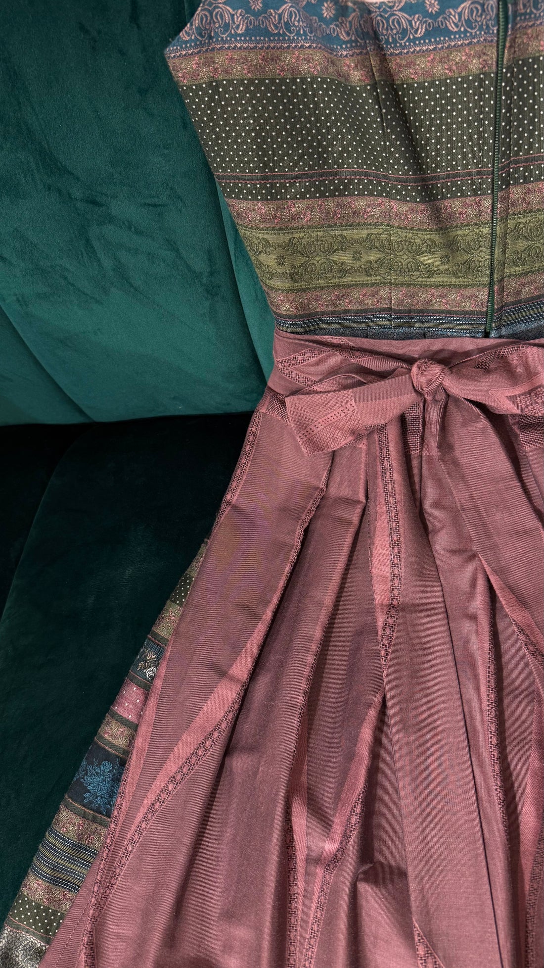Dirndl Goldstich grün,/lila 73cm