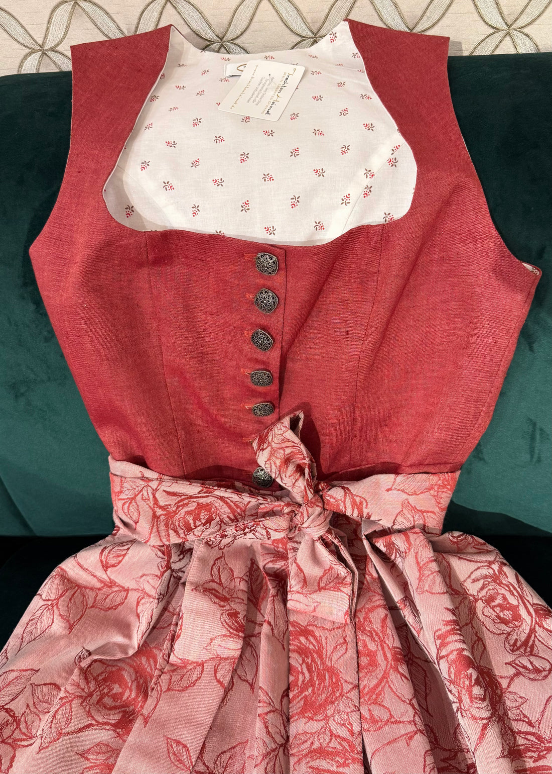 Dirndl Goldstich blassrot Blumen 70cm