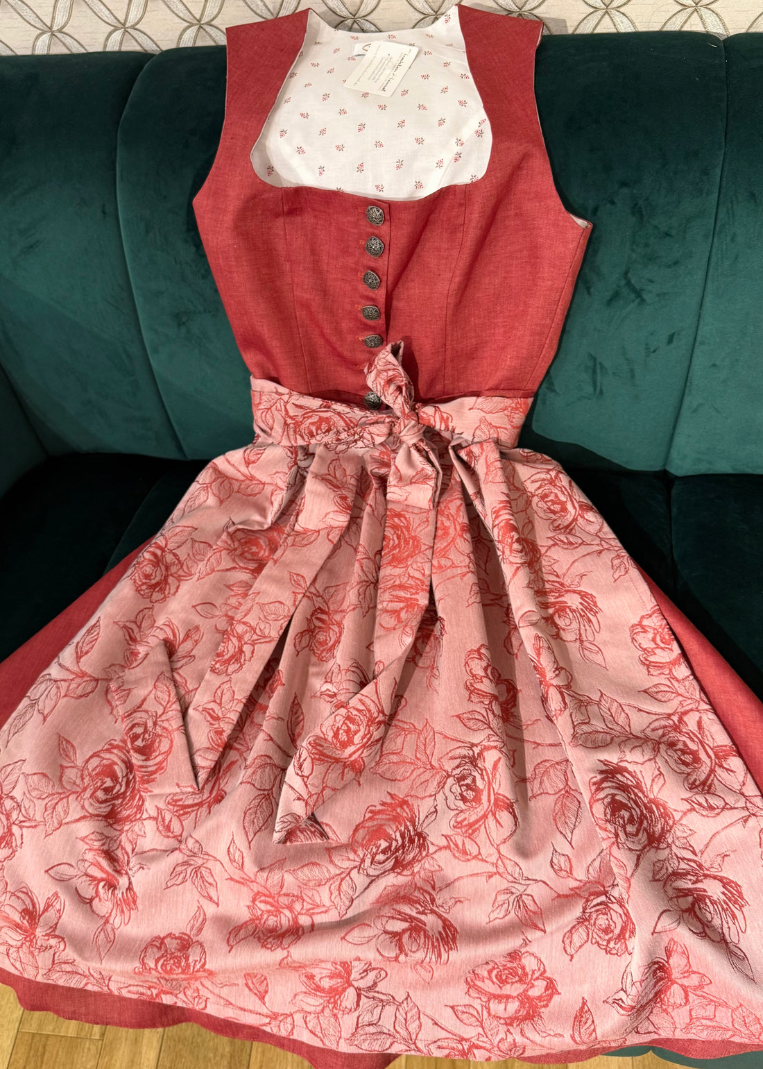 Dirndl Goldstich blassrot Blumen 70cm