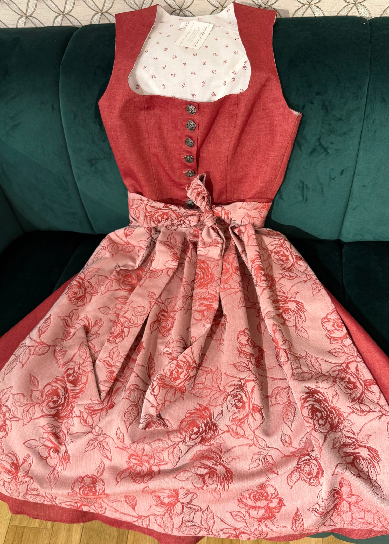 Dirndl Goldstich blassrot Blumen 70cm