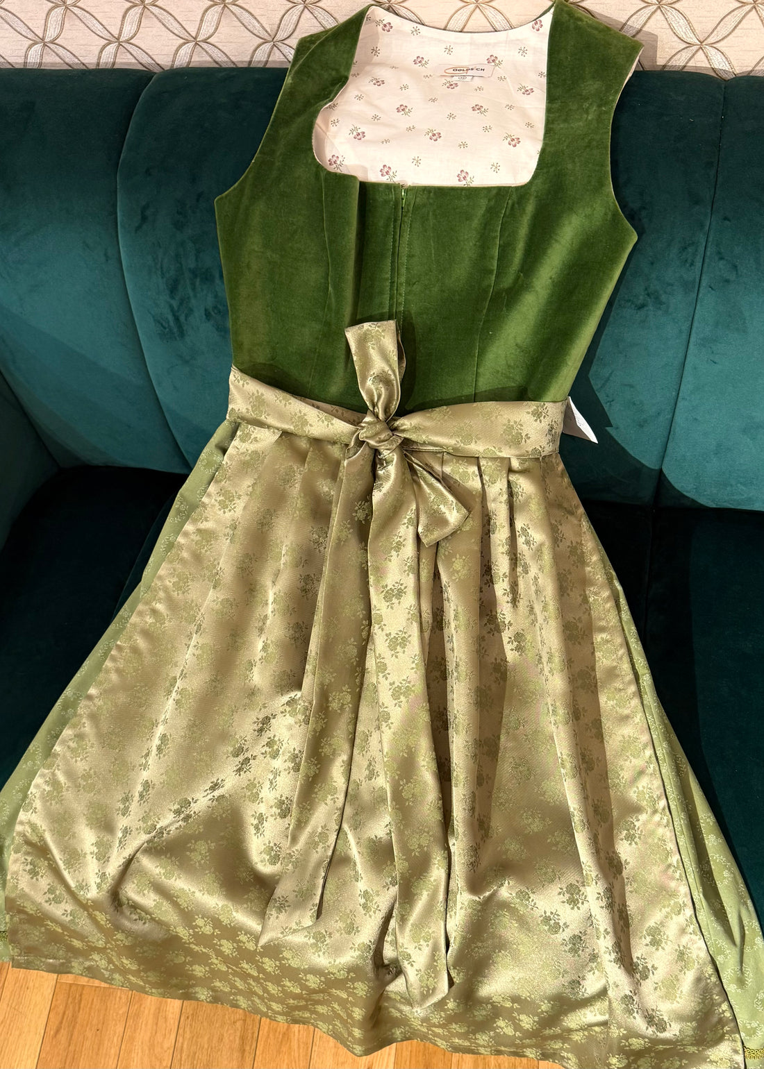 Dirndl Goldstich Samt hellgrün 75cm