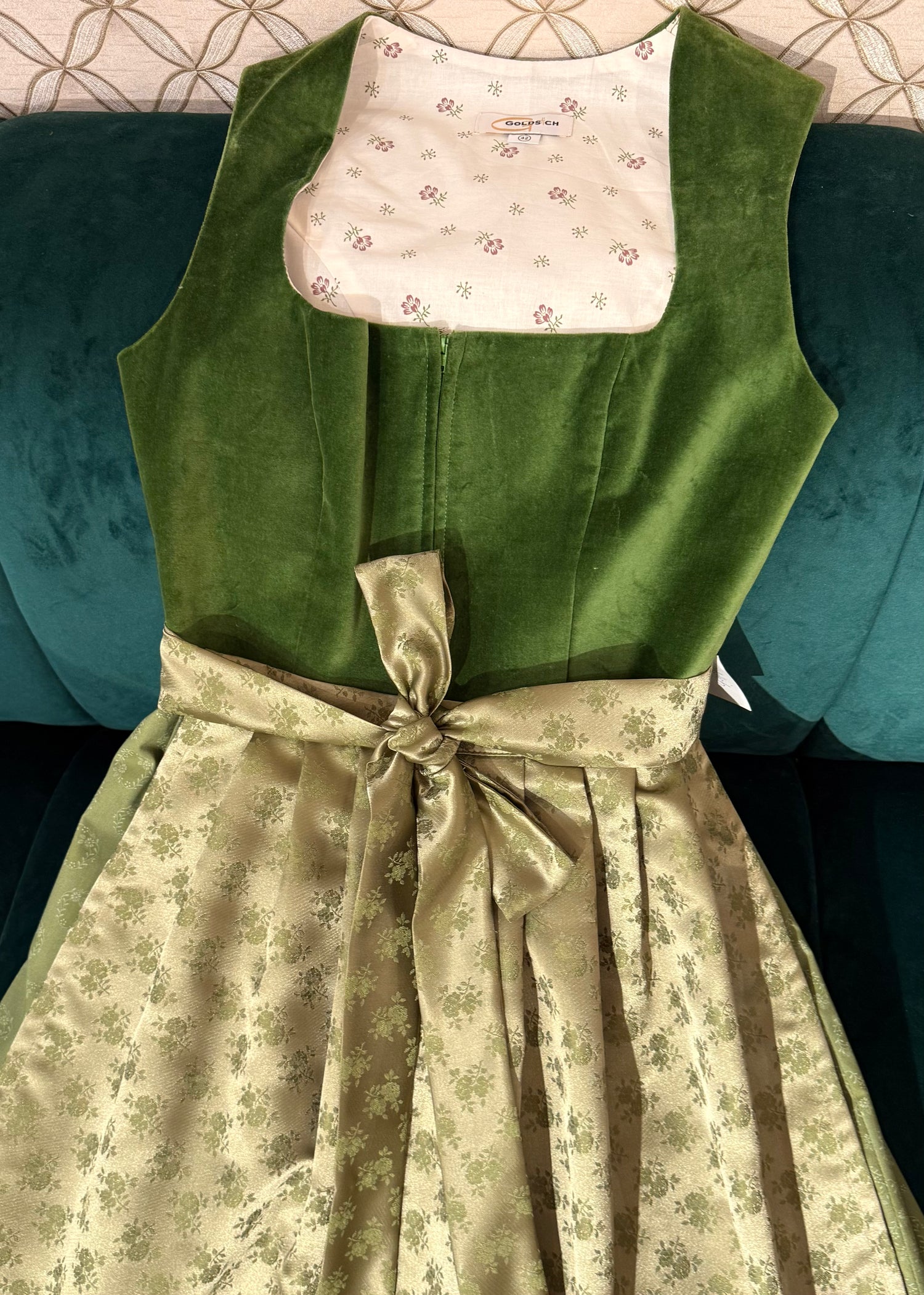 Dirndl Goldstich Samt hellgrün 75cm