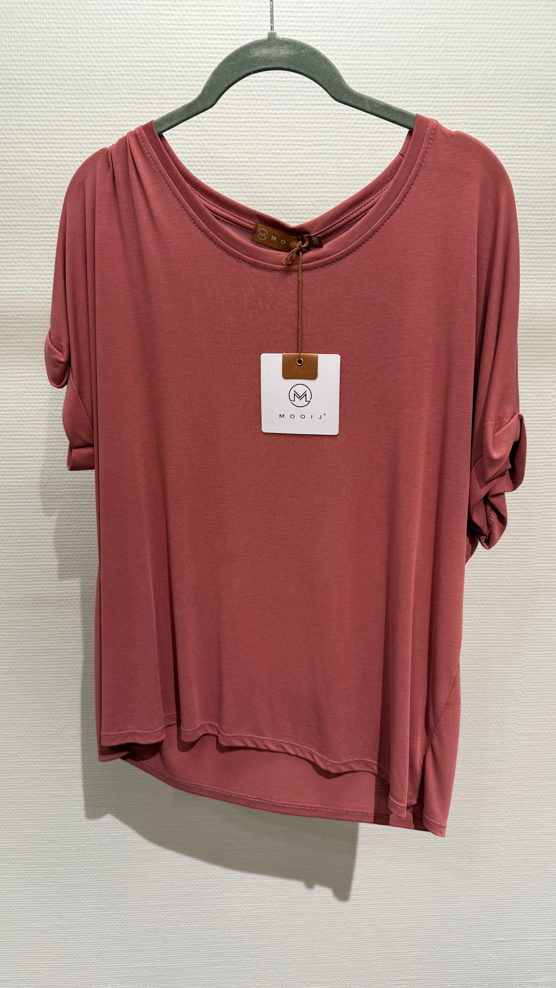 Shirt rose-rot