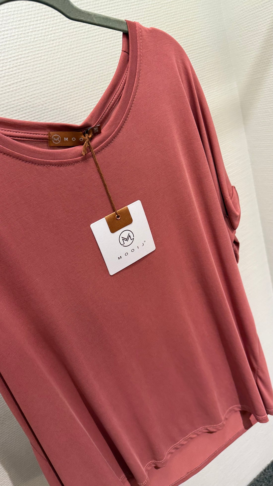 Shirt rose-rot